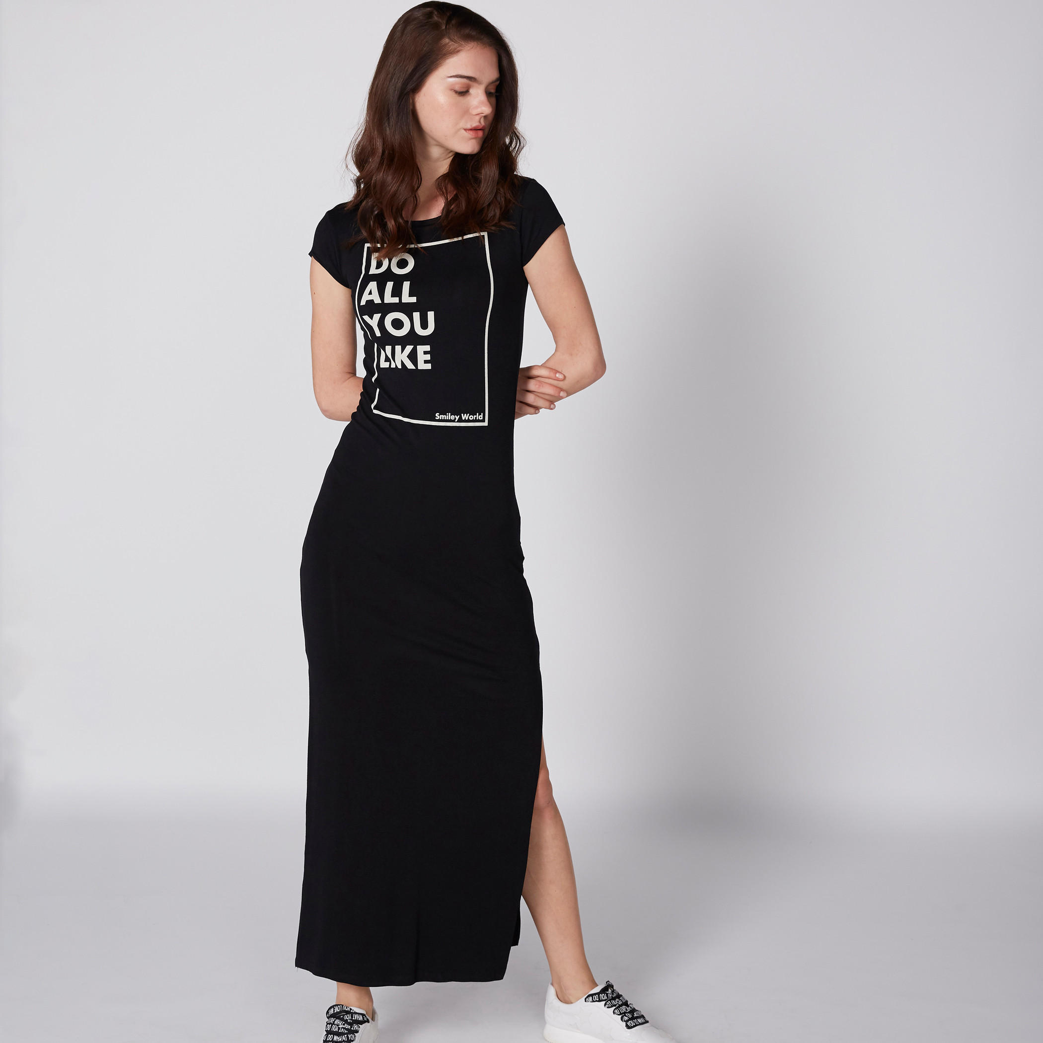 فستان طويل بأكمام كاب وفتحة جانبية وطبعات سمايلي وورلد-women-clothing-dresses-image-1