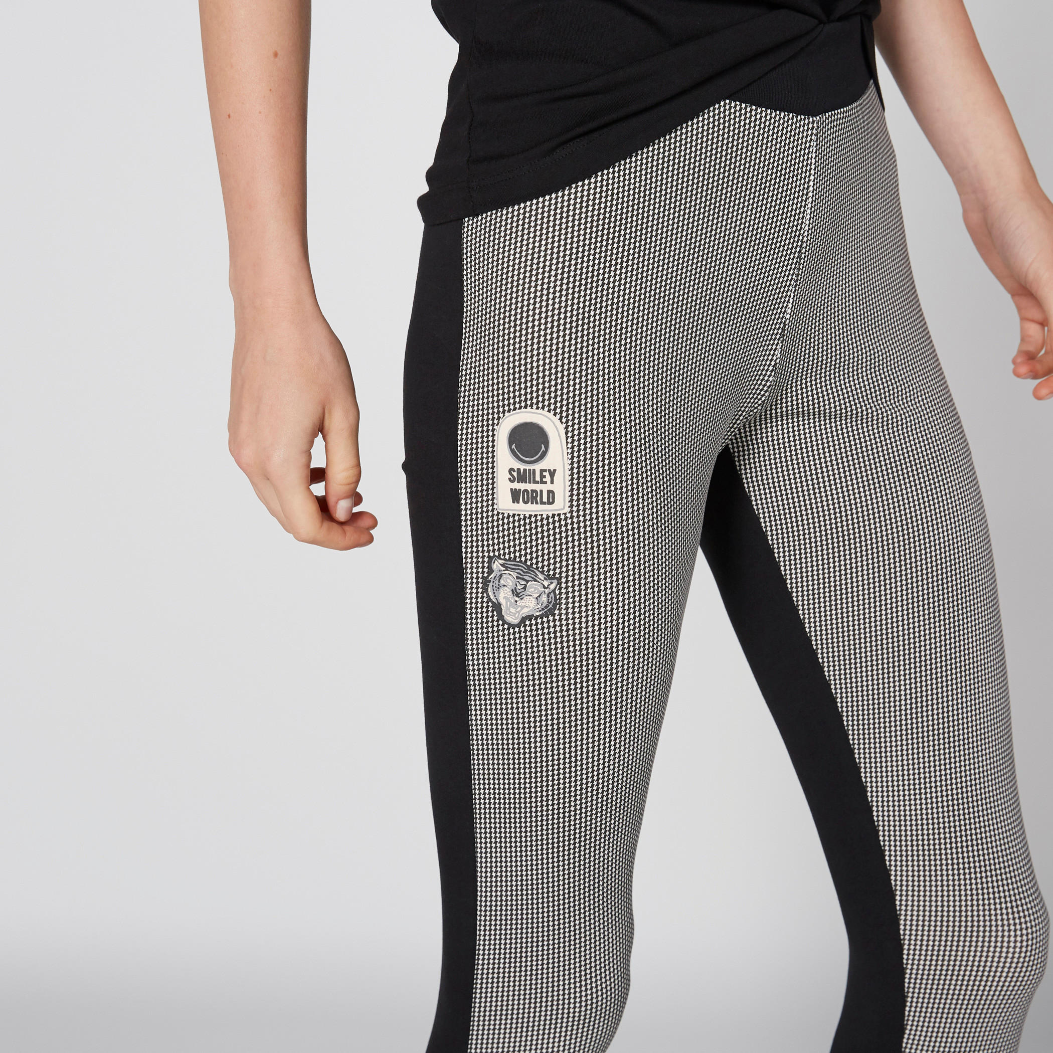 بنطال كاروهات طويل بخصر مطاطي من سمايلي وورلد-women-clothing-bottoms-leggings-image-4