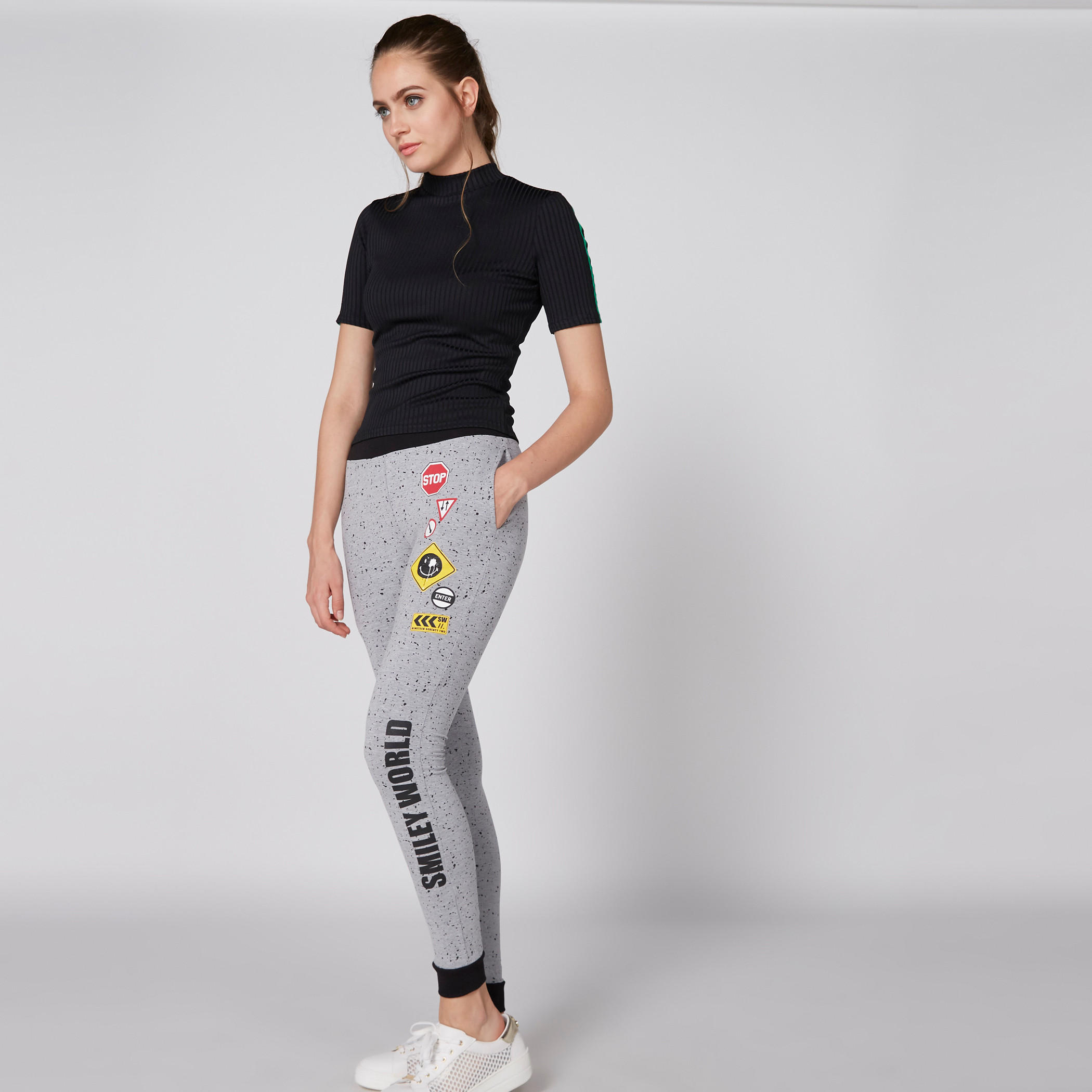 بنطال رياضي بجيوب وطبعات سمايلي وورلد-women-clothing-bottoms-joggers-image-1