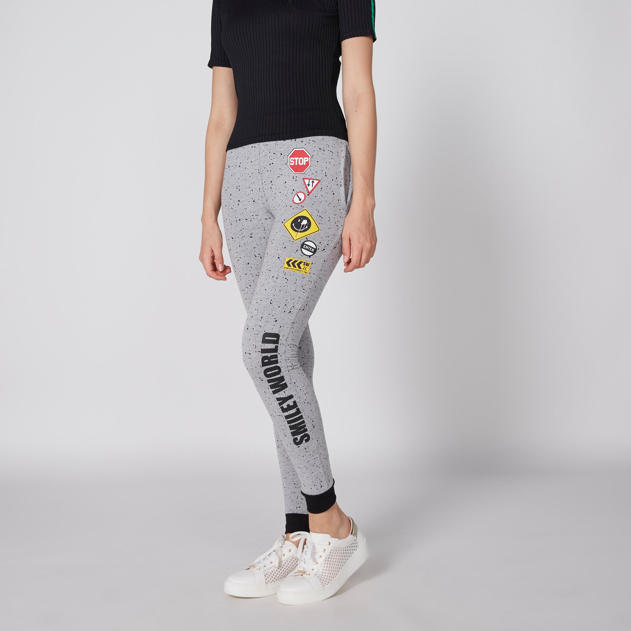 بنطال رياضي بجيوب وطبعات سمايلي وورلد-women-clothing-bottoms-joggers-image-3
