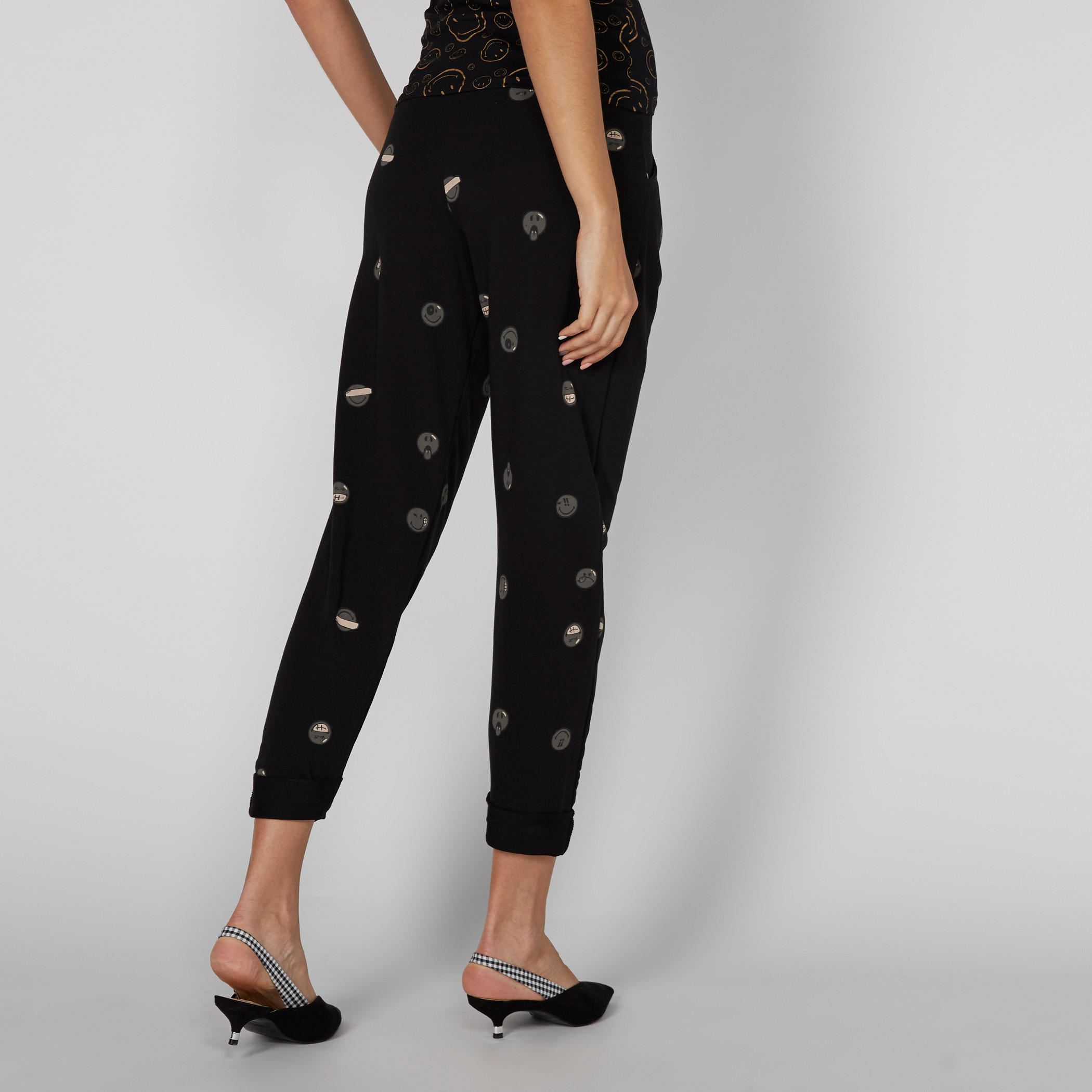 بنطال بجيوب وطبعات سمايلي وورلد-women-clothing-bottoms-trousers-image-2
