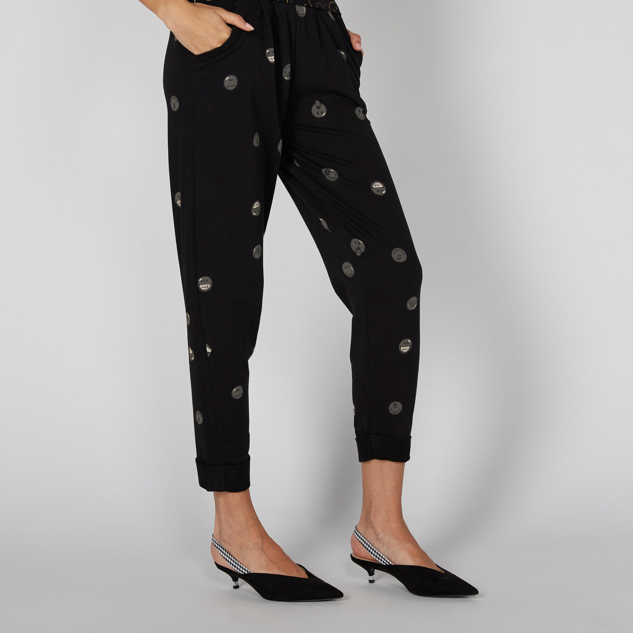 بنطال بجيوب وطبعات سمايلي وورلد-women-clothing-bottoms-trousers-image-3