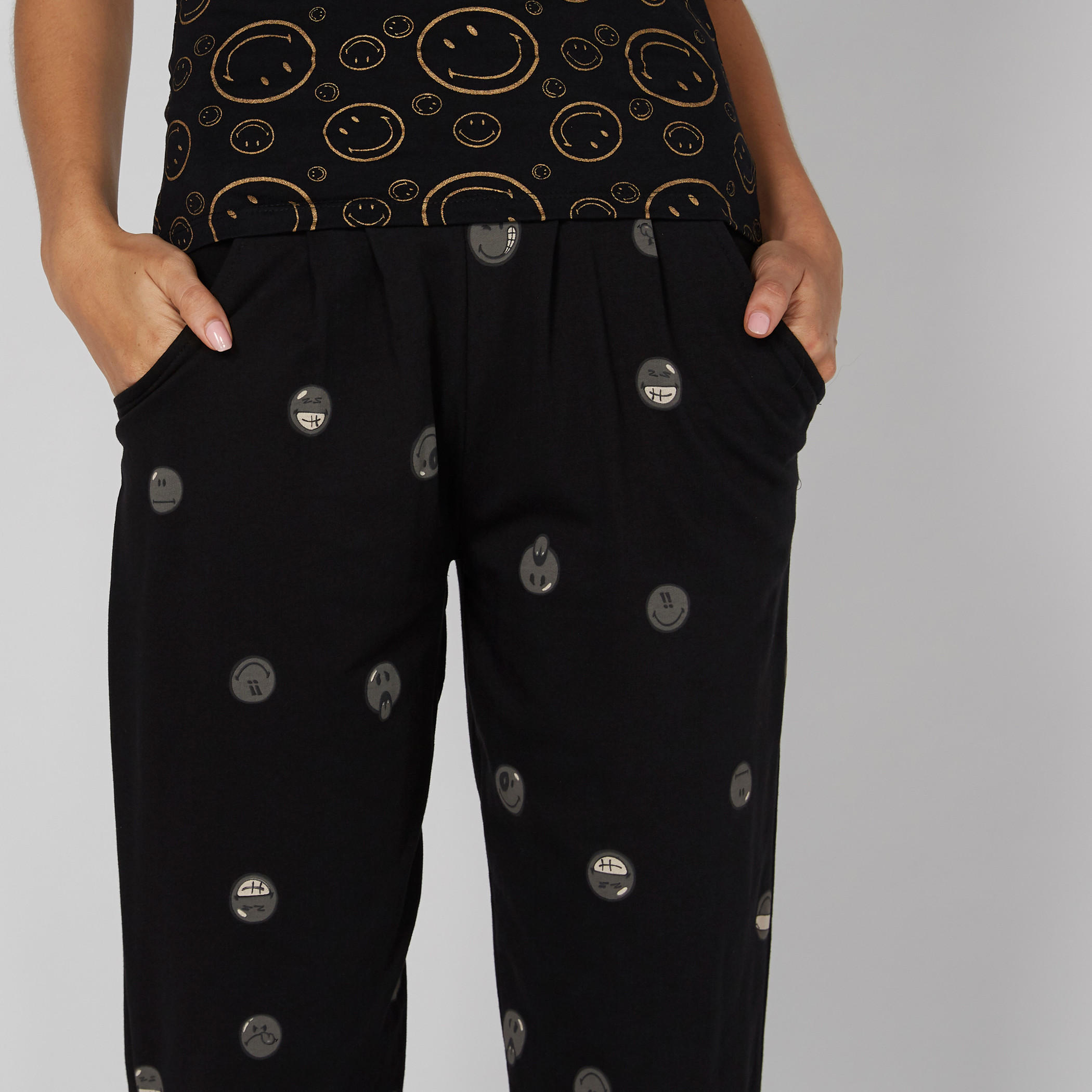 بنطال بجيوب وطبعات سمايلي وورلد-women-clothing-bottoms-trousers-image-4