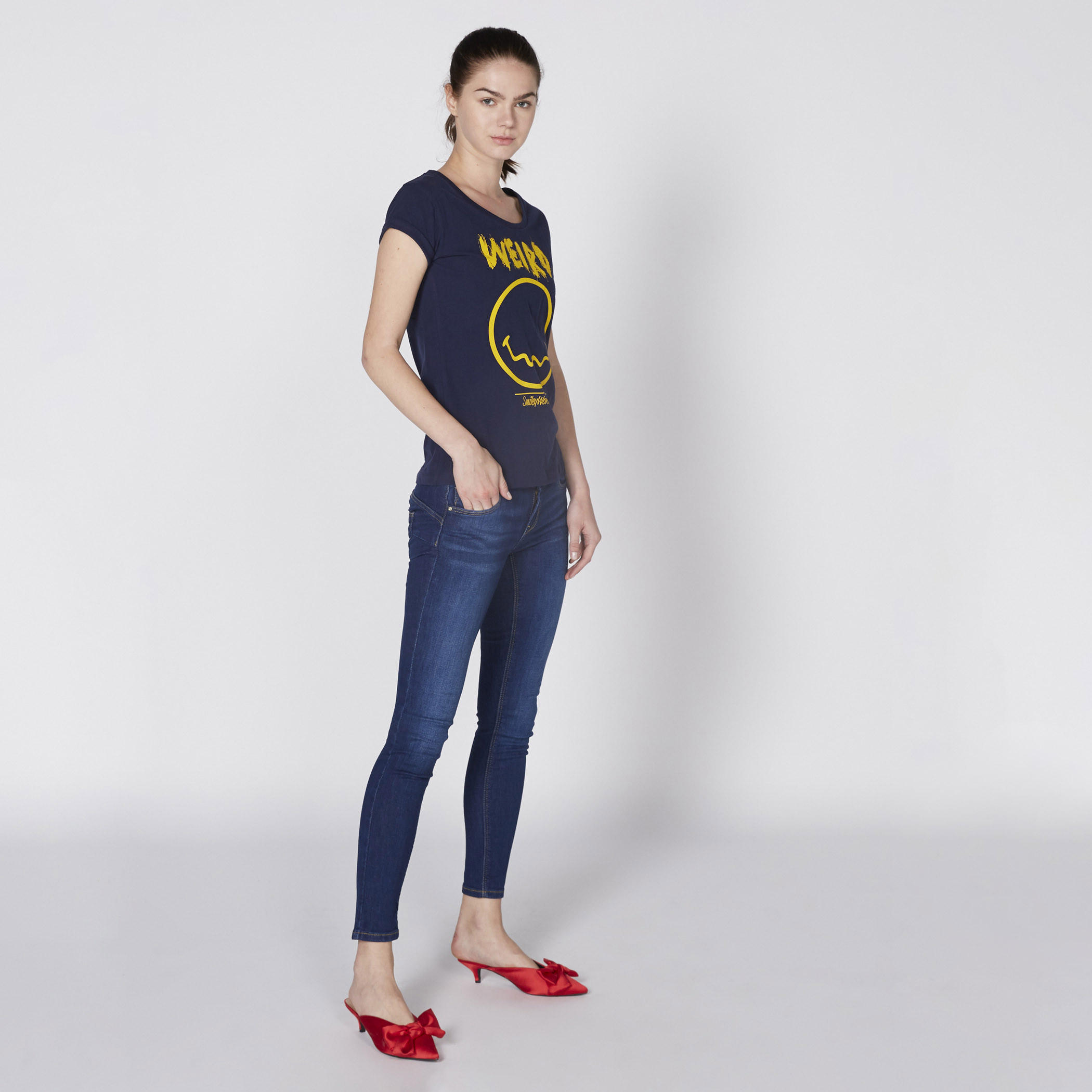 تيشيرت بياقة مستديرة وأكمام كاب وطبعات سمايلي وورلد-women-clothing-tshirts-image-1