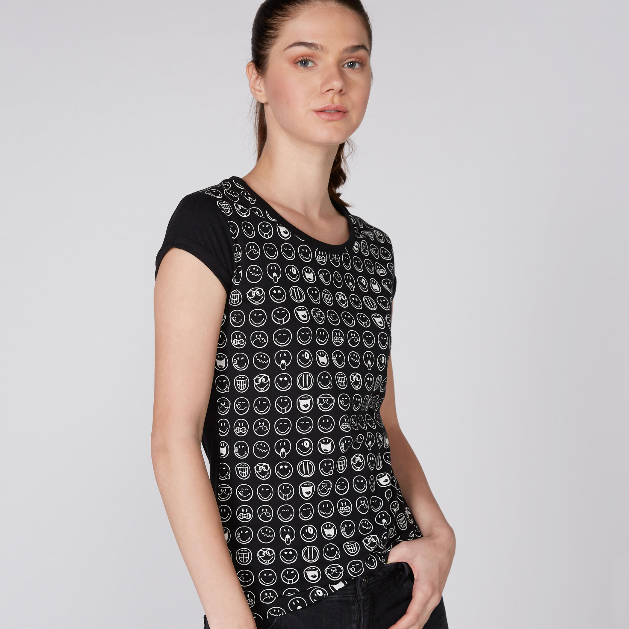 تيشيرت بياقة مستديرة وأكمام كاب وطبعات سمايلي وورلد-women-clothing-tshirts-image-1