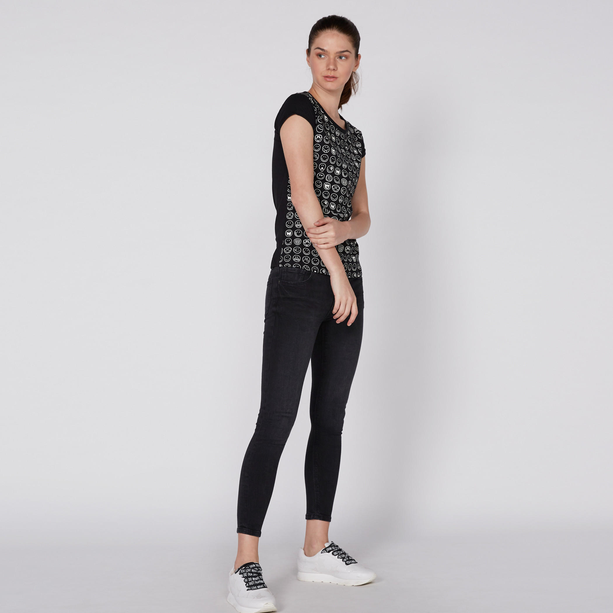 تيشيرت بياقة مستديرة وأكمام كاب وطبعات سمايلي وورلد-women-clothing-tshirts-image-2