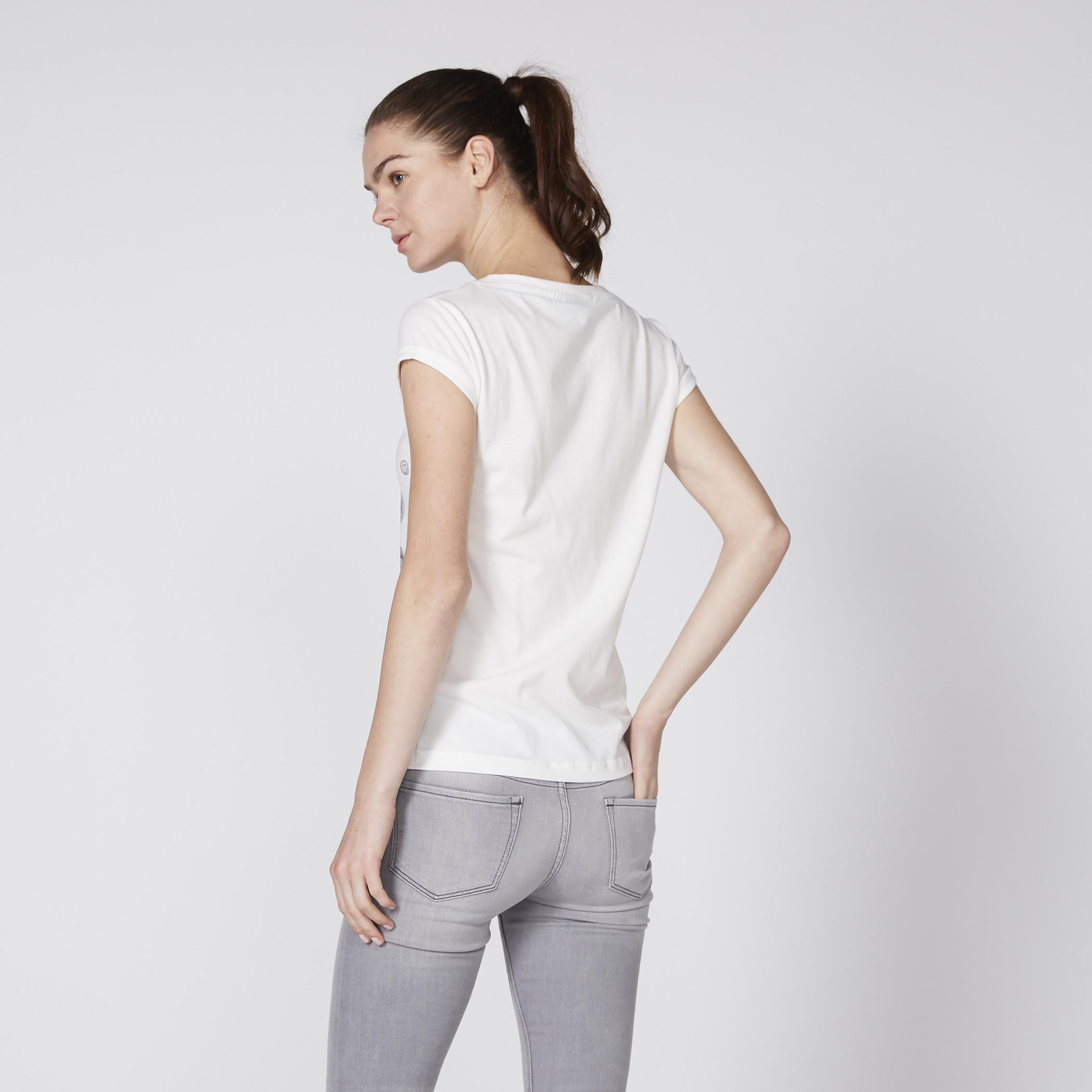 تيشيرت بياقة مستديرة وأكمام كاب مع طبعات سمايلي وورلد-women-clothing-tshirts-image-3