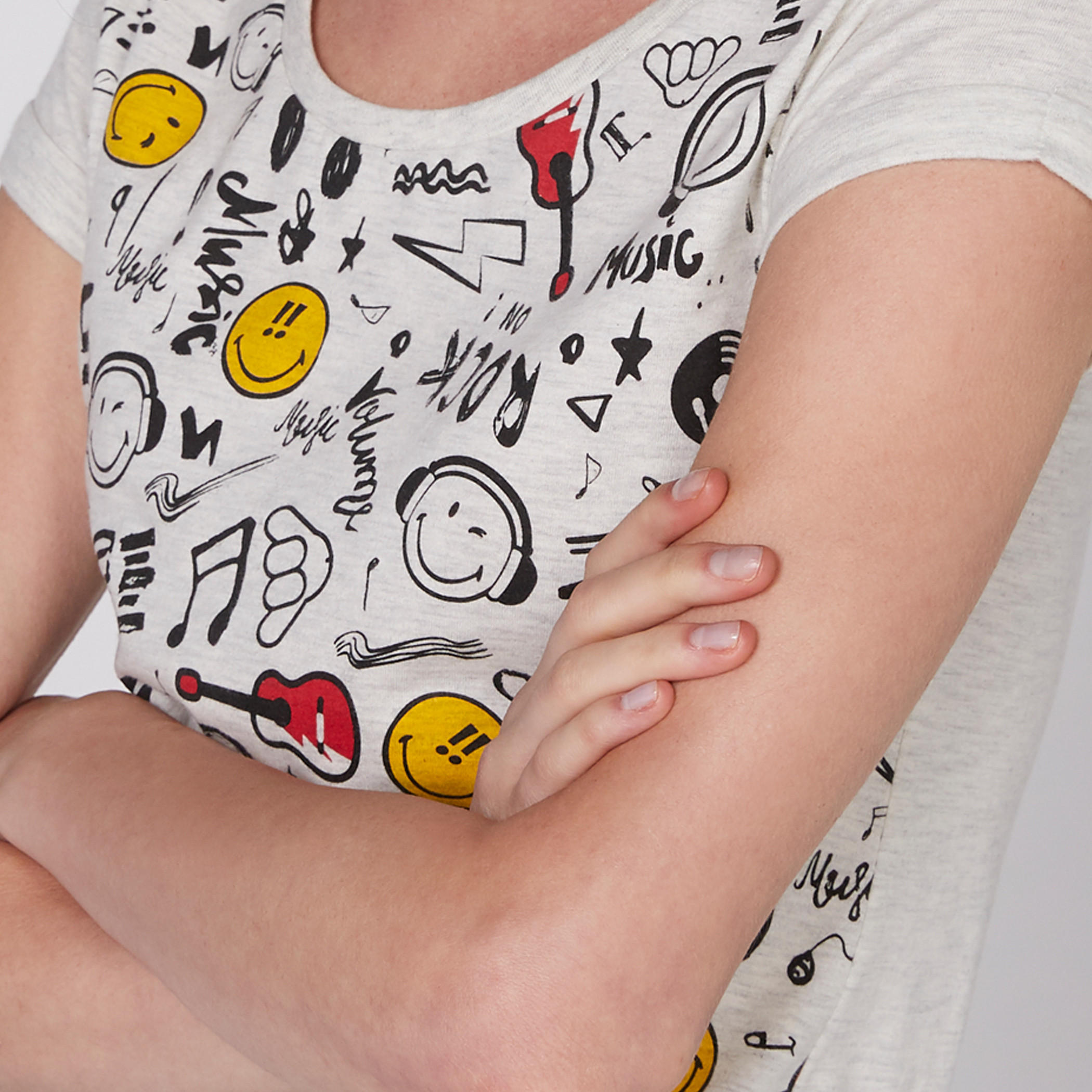 تيشيرت بياقة مستديرة وأكمام كاب وطبعات سمايلي وورلد-women-clothing-tshirts-image-2