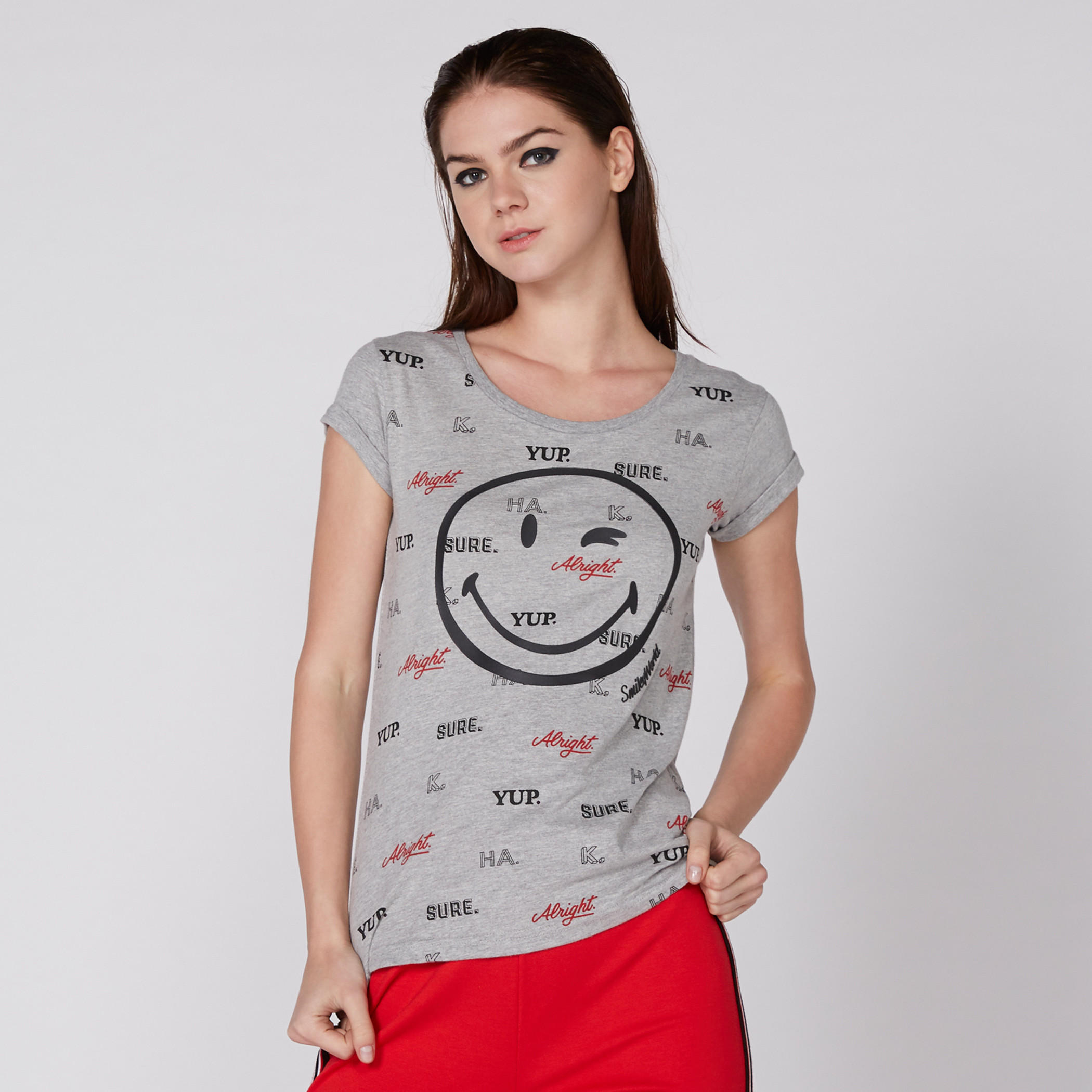 تيشيرت بياقة مستديرة وأكمام كاب وطبعات سمايلي وورلد-women-clothing-tshirts-image-1