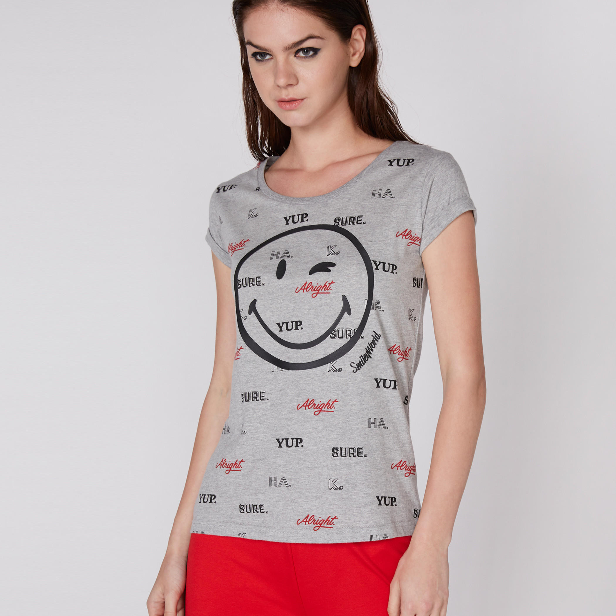 تيشيرت بياقة مستديرة وأكمام كاب وطبعات سمايلي وورلد-women-clothing-tshirts-image-2