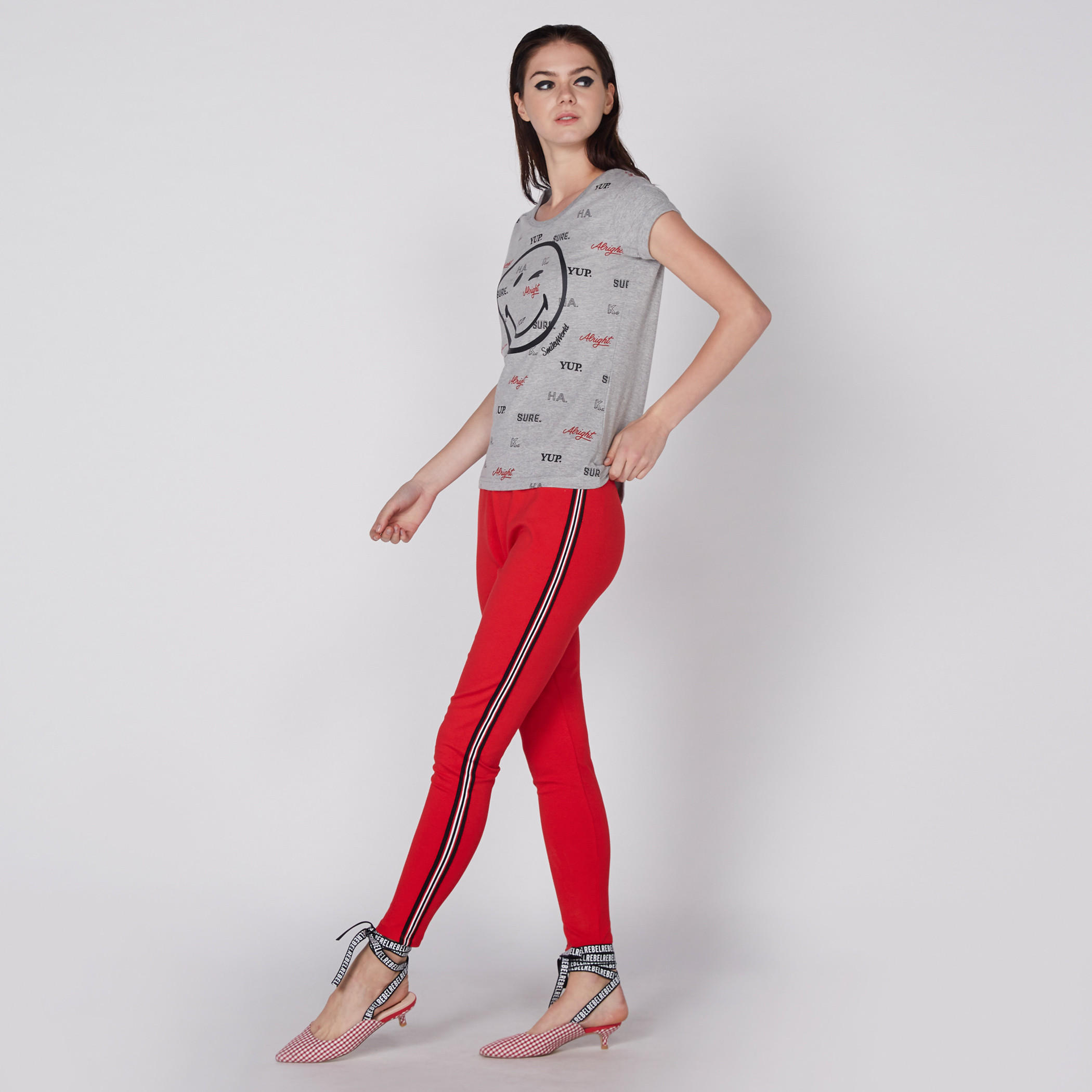 تيشيرت بياقة مستديرة وأكمام كاب وطبعات سمايلي وورلد-women-clothing-tshirts-image-3