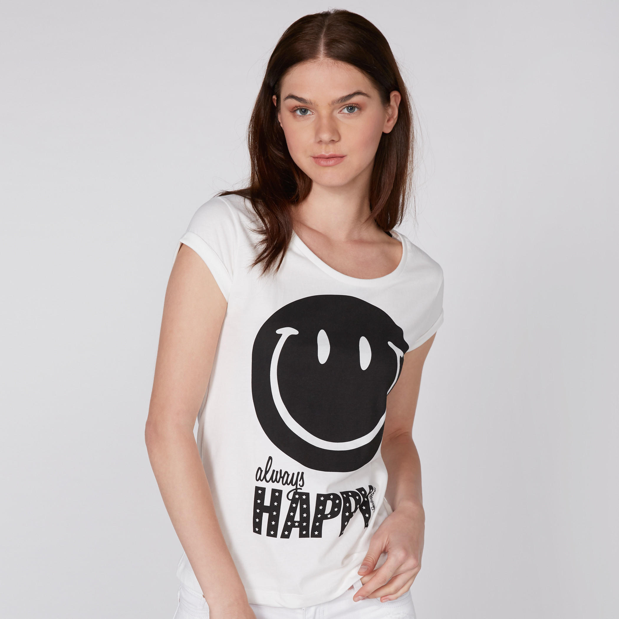 تيشيرت بأكمام كاب وطبعات سمايلي وورلد-women-clothing-tshirts-image-4