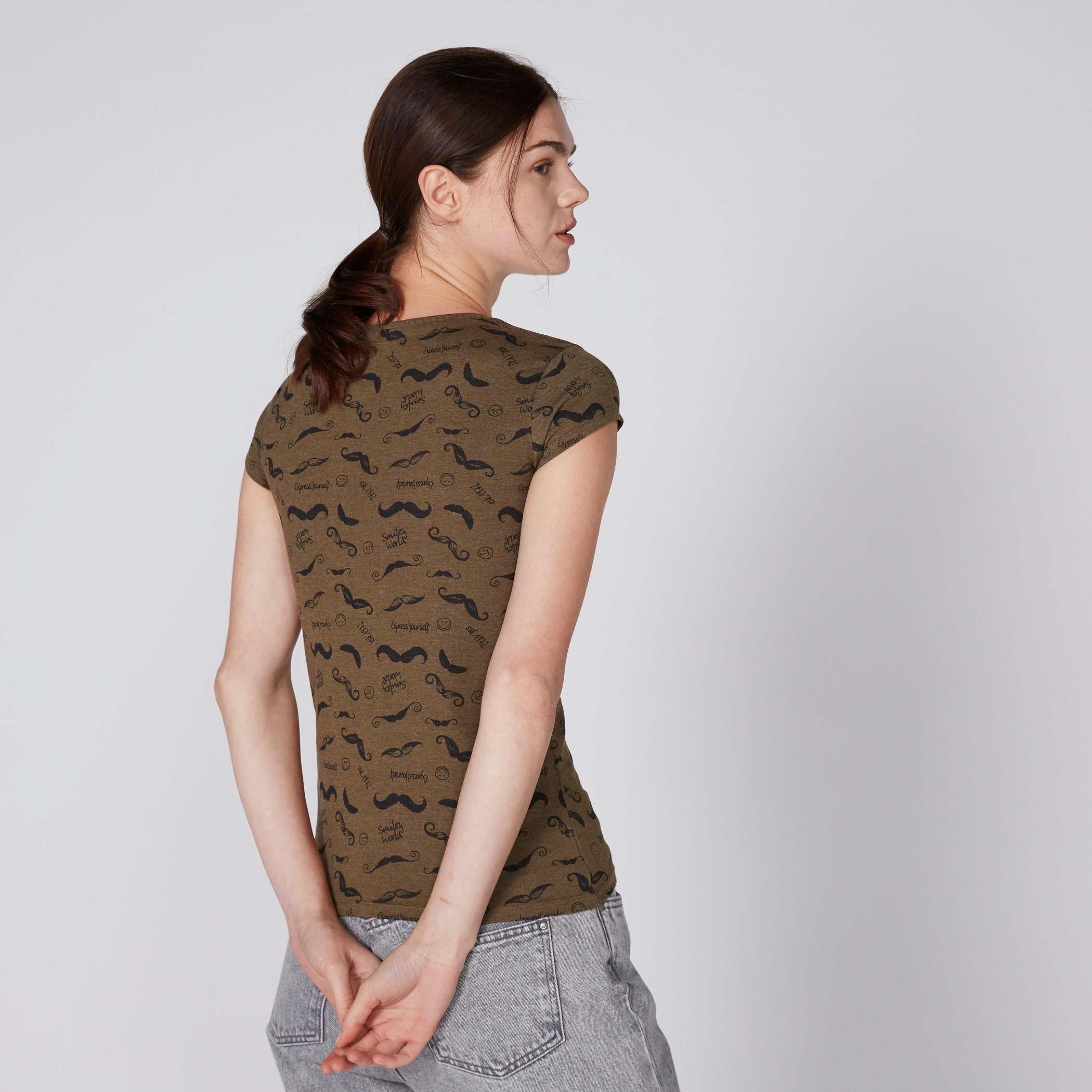 تيشيرت بياقة مستديرة وأكمام كاب وطبعات سمايلي وورلد-women-clothing-tshirts-image-2