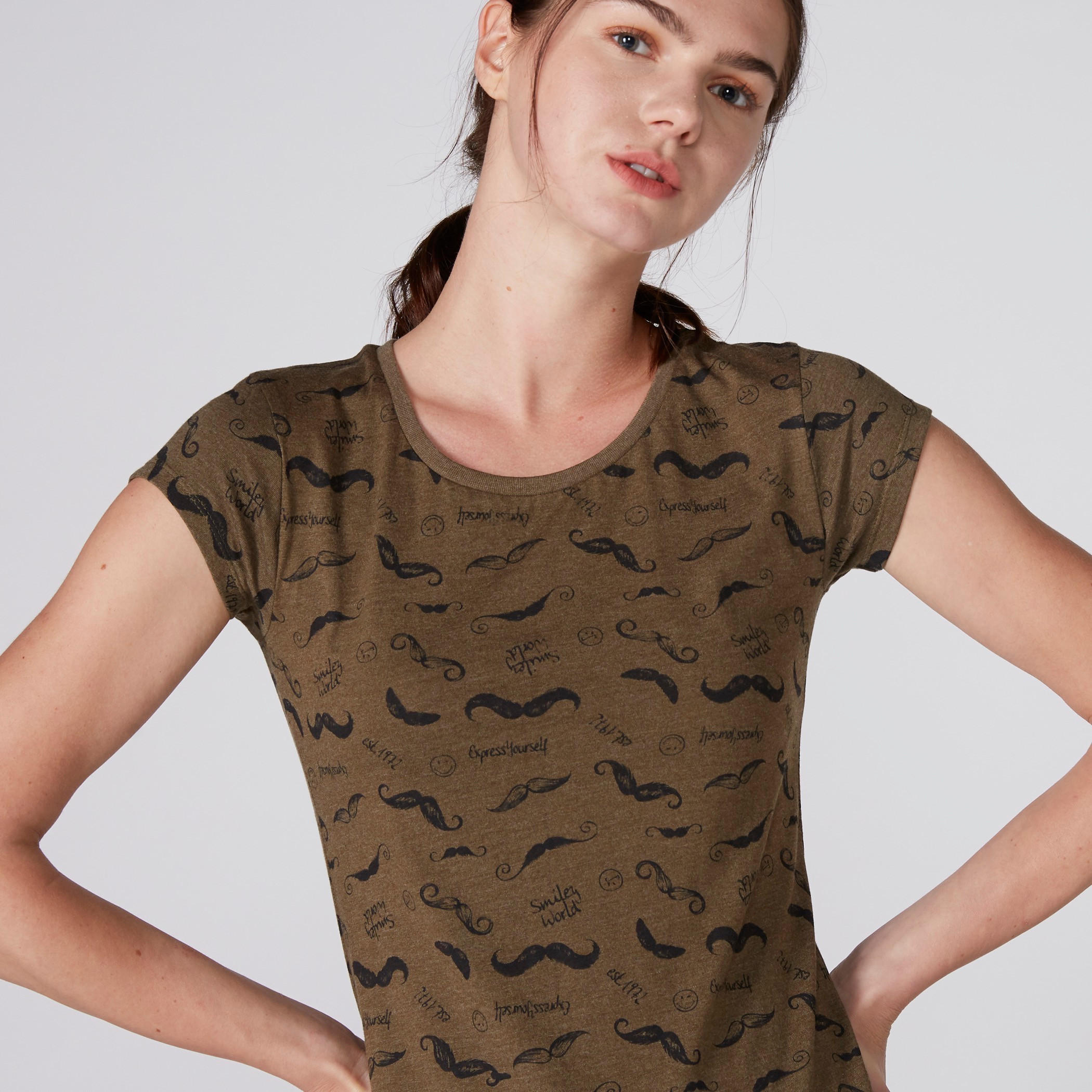 تيشيرت بياقة مستديرة وأكمام كاب وطبعات سمايلي وورلد-women-clothing-tshirts-image-3