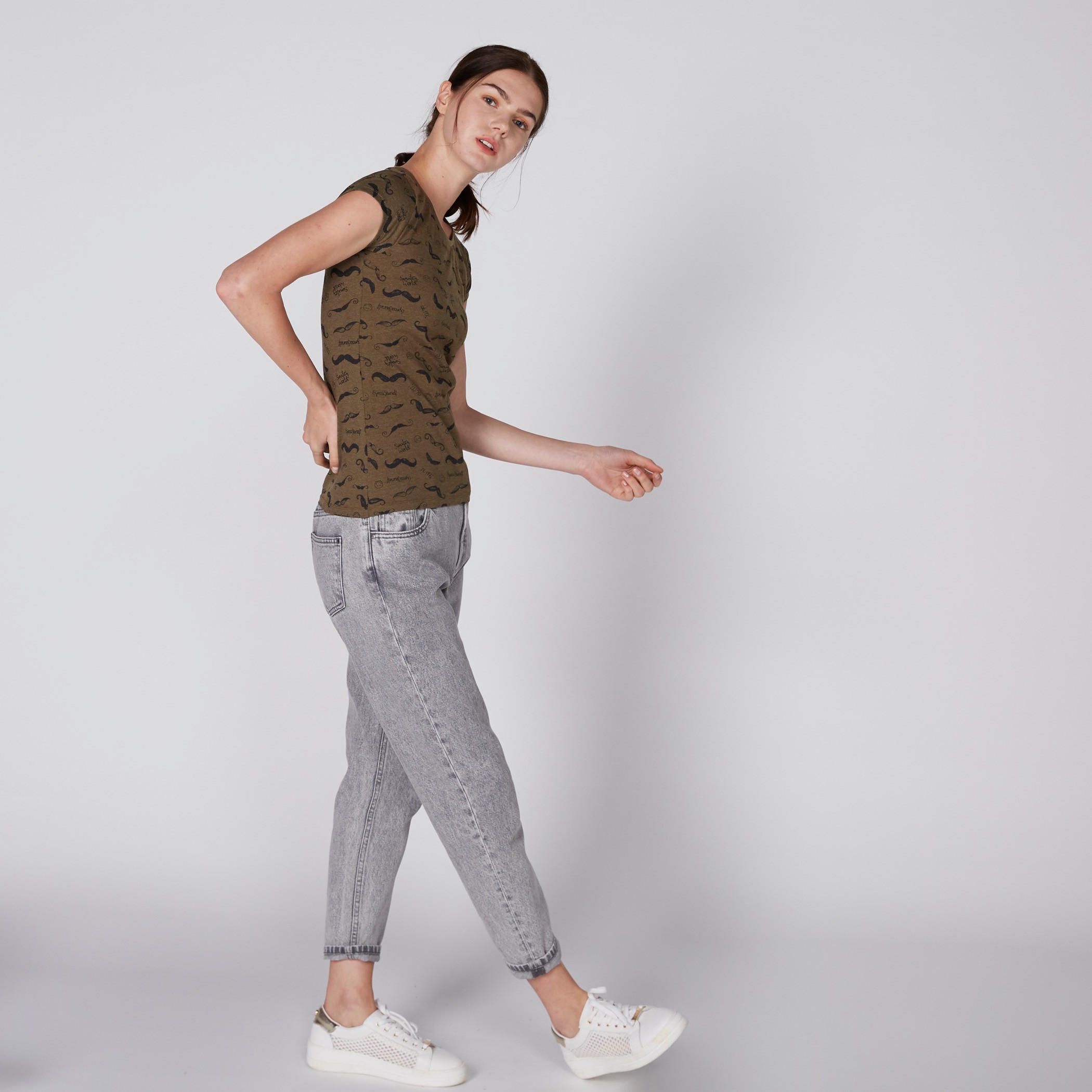 تيشيرت بياقة مستديرة وأكمام كاب وطبعات سمايلي وورلد-women-clothing-tshirts-image-4