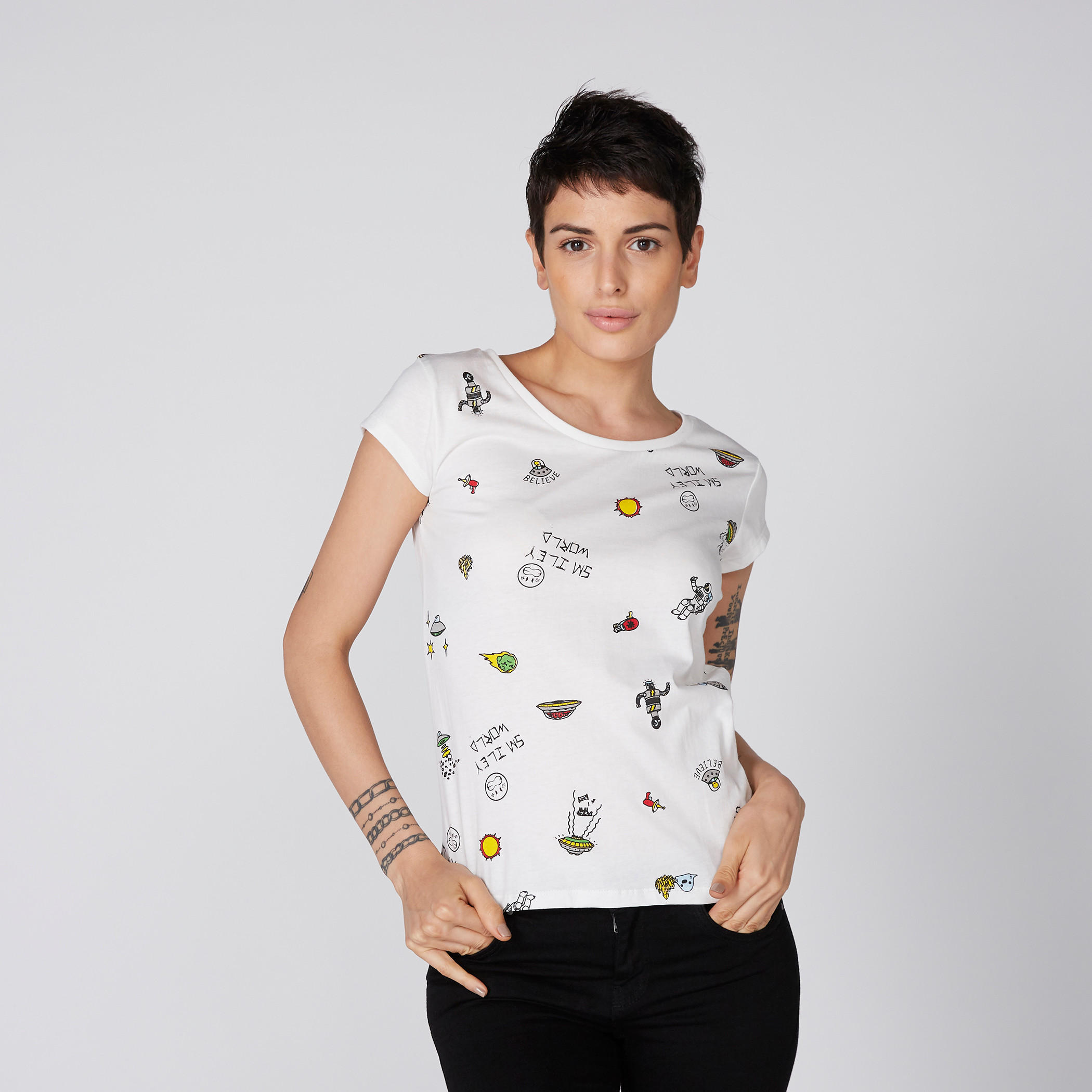 تيشيرت بأكمام كاب وطبعات سمايلي وورلد-women-clothing-tshirts-image-1