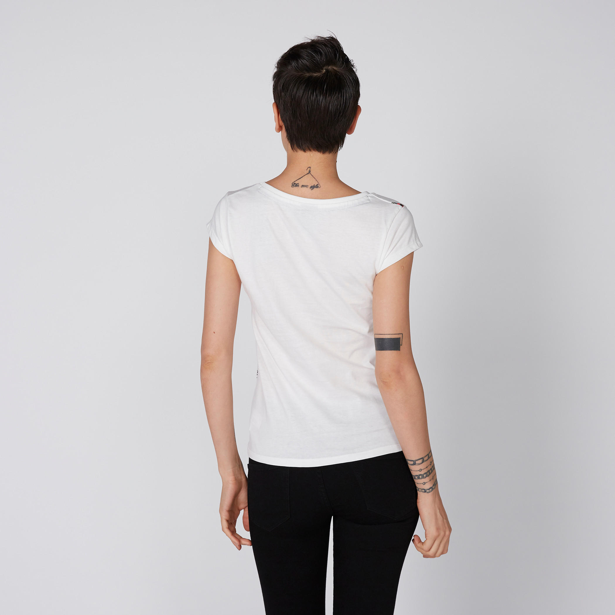 تيشيرت بأكمام كاب وطبعات سمايلي وورلد-women-clothing-tshirts-image-2