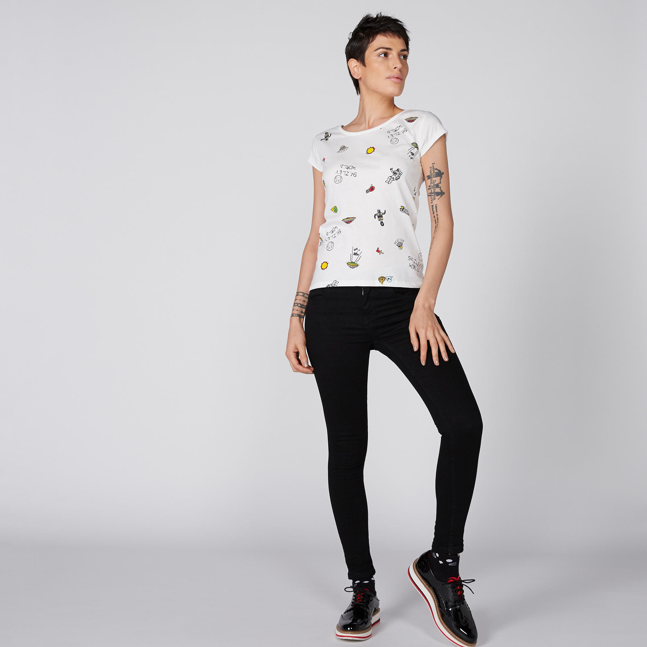 تيشيرت بأكمام كاب وطبعات سمايلي وورلد-women-clothing-tshirts-image-3