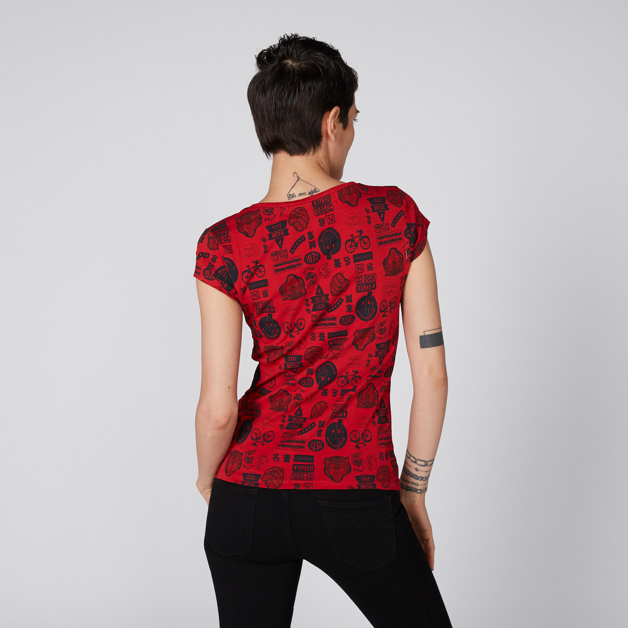 تيشيرت بياقة مستديرة وأكمام كاب وطبعات سمايلي وورلد-women-clothing-tshirts-image-2