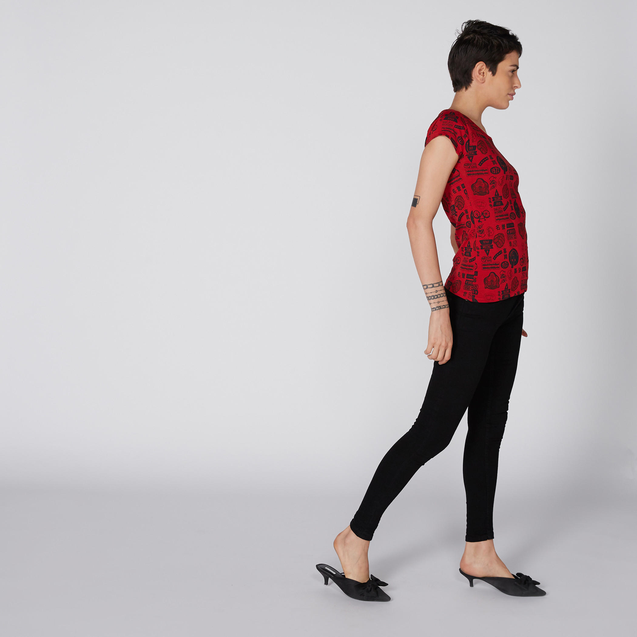 تيشيرت بياقة مستديرة وأكمام كاب وطبعات سمايلي وورلد-women-clothing-tshirts-image-3