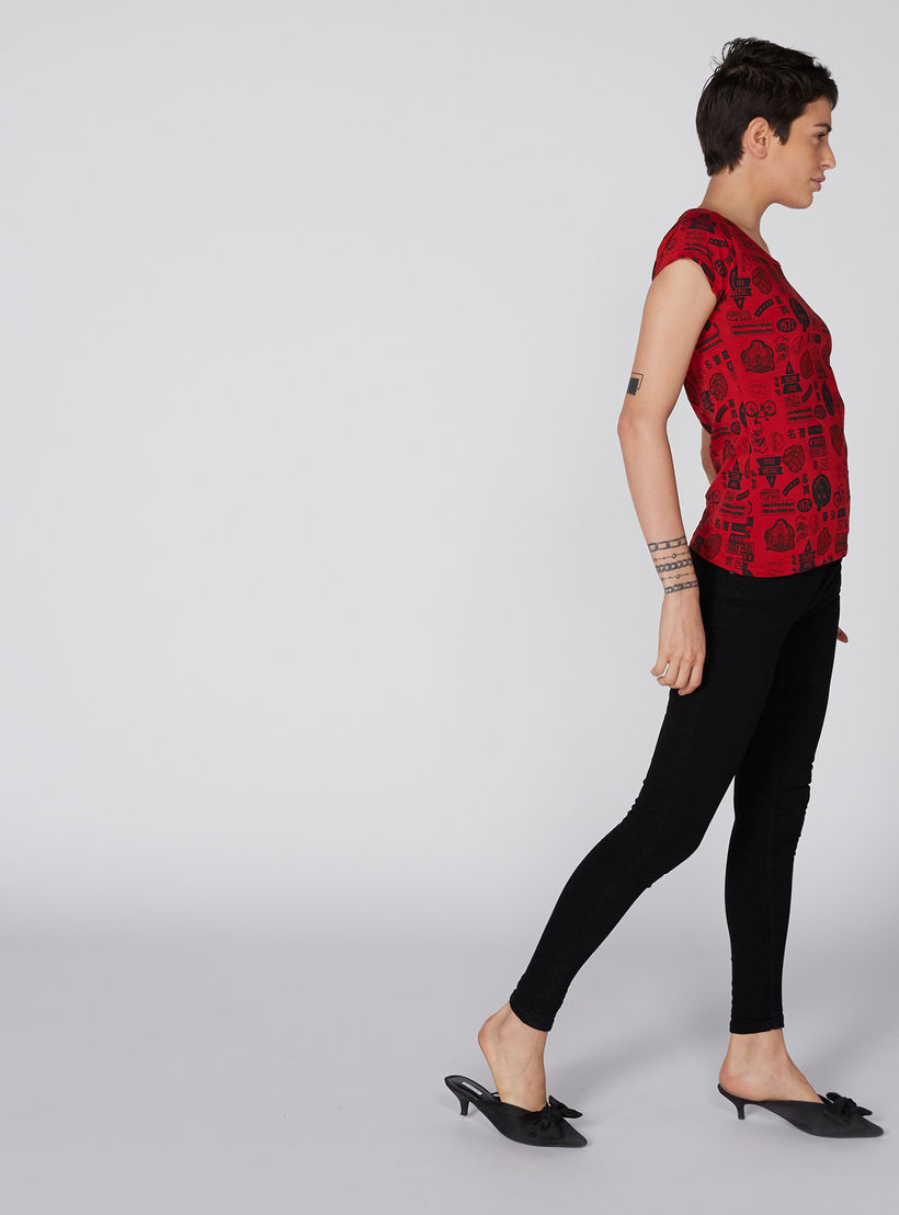 تيشيرت بياقة مستديرة وأكمام كاب وطبعات سمايلي وورلد-women-clothing-tshirts-image-3