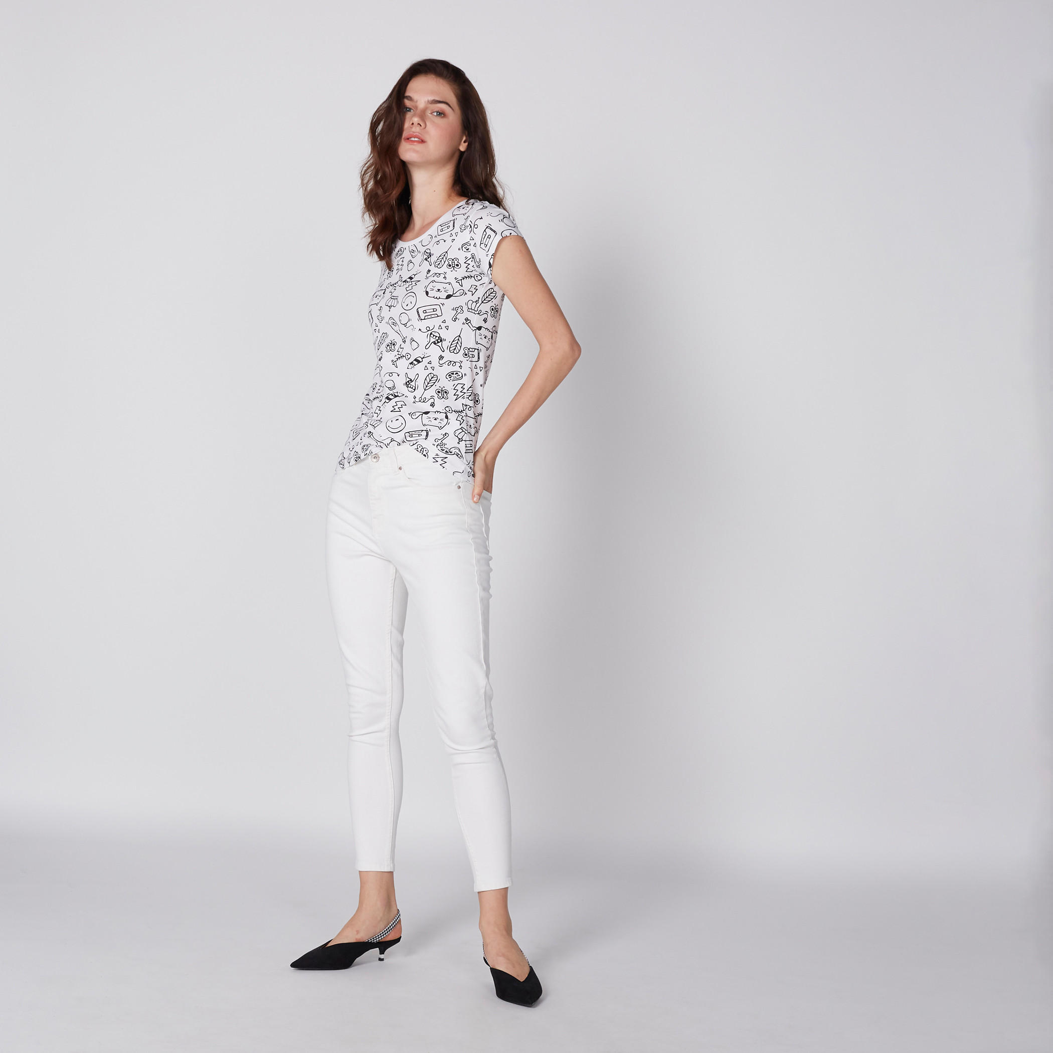تيشيرت بياقة مستديرة وأكمام كاب وطبعات سمايلي وورلد-women-clothing-tshirts-image-3