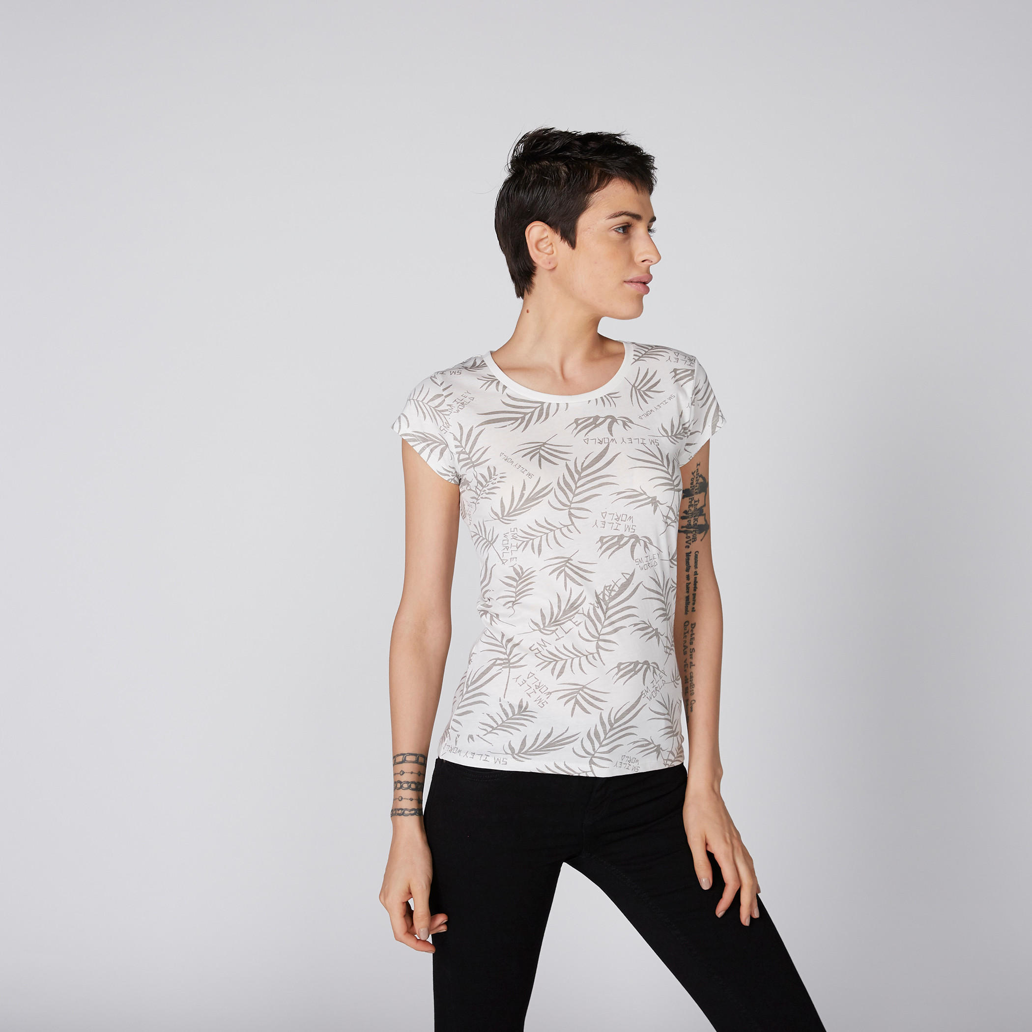 تيشيرت بياقة مستديرة وأكمام كاب وطبعات سمايلي وورلد-women-clothing-tshirts-image-1