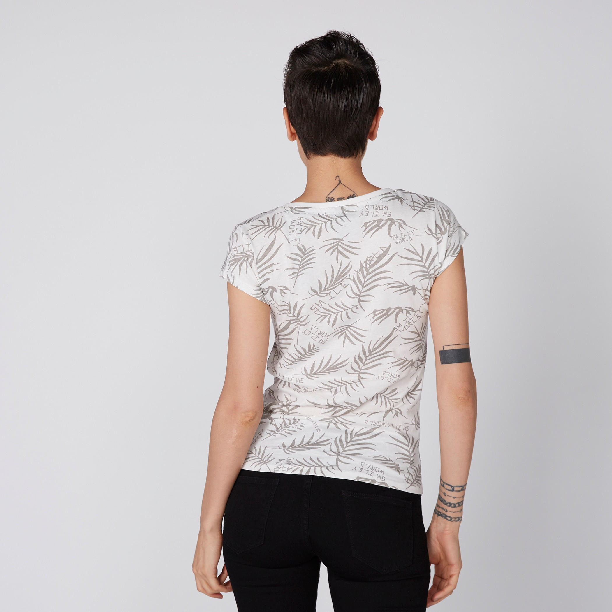تيشيرت بياقة مستديرة وأكمام كاب وطبعات سمايلي وورلد-women-clothing-tshirts-image-2