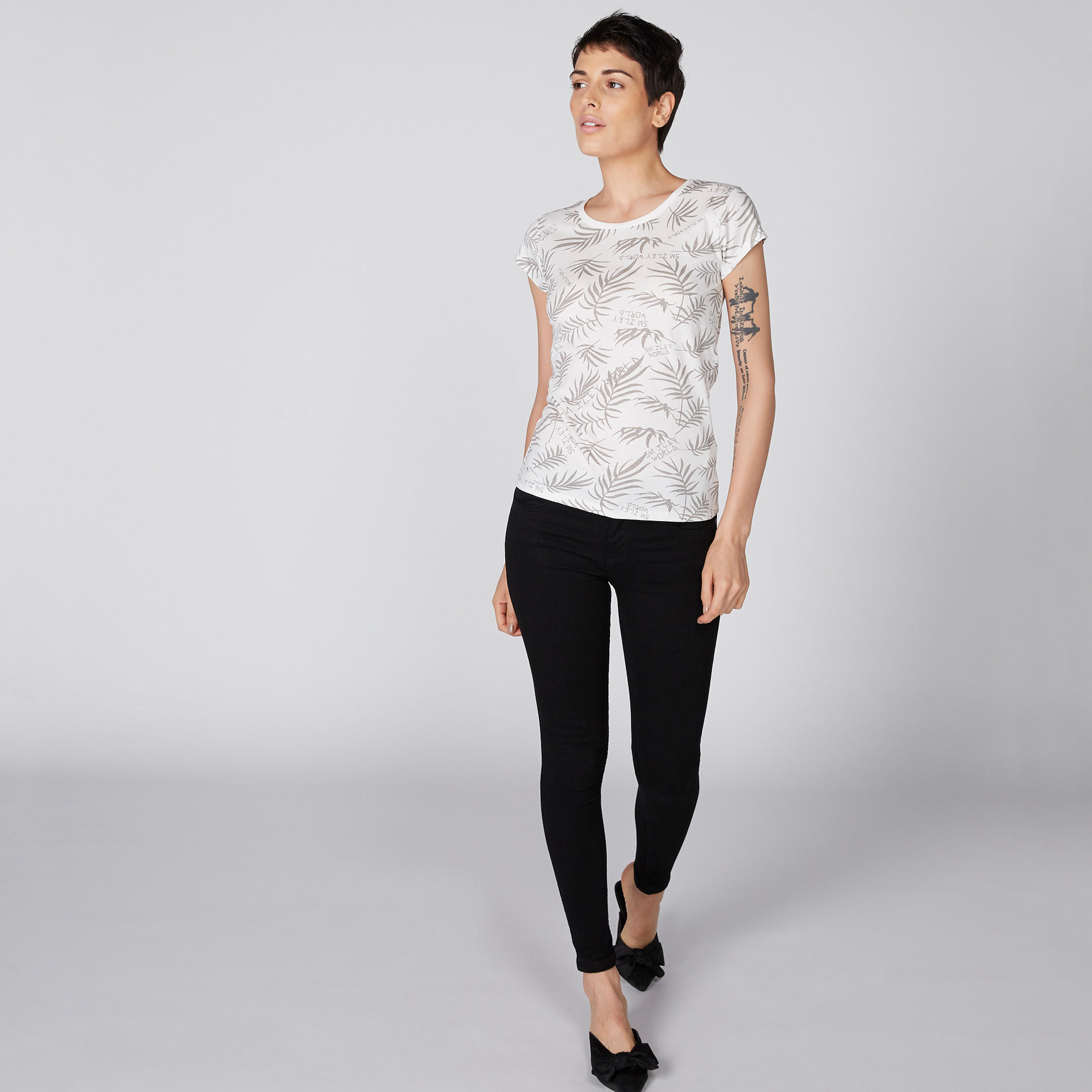 تيشيرت بياقة مستديرة وأكمام كاب وطبعات سمايلي وورلد-women-clothing-tshirts-image-3