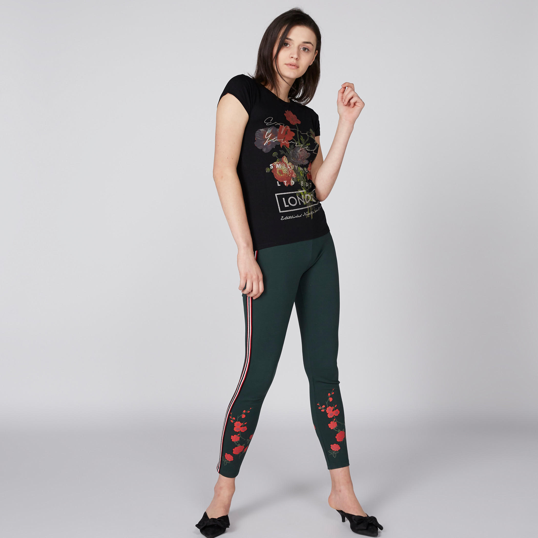 تيشيرت بياقة مستديرة وأكمام كاب وطبعات سمايلي وورلد-women-clothing-tshirts-image-3
