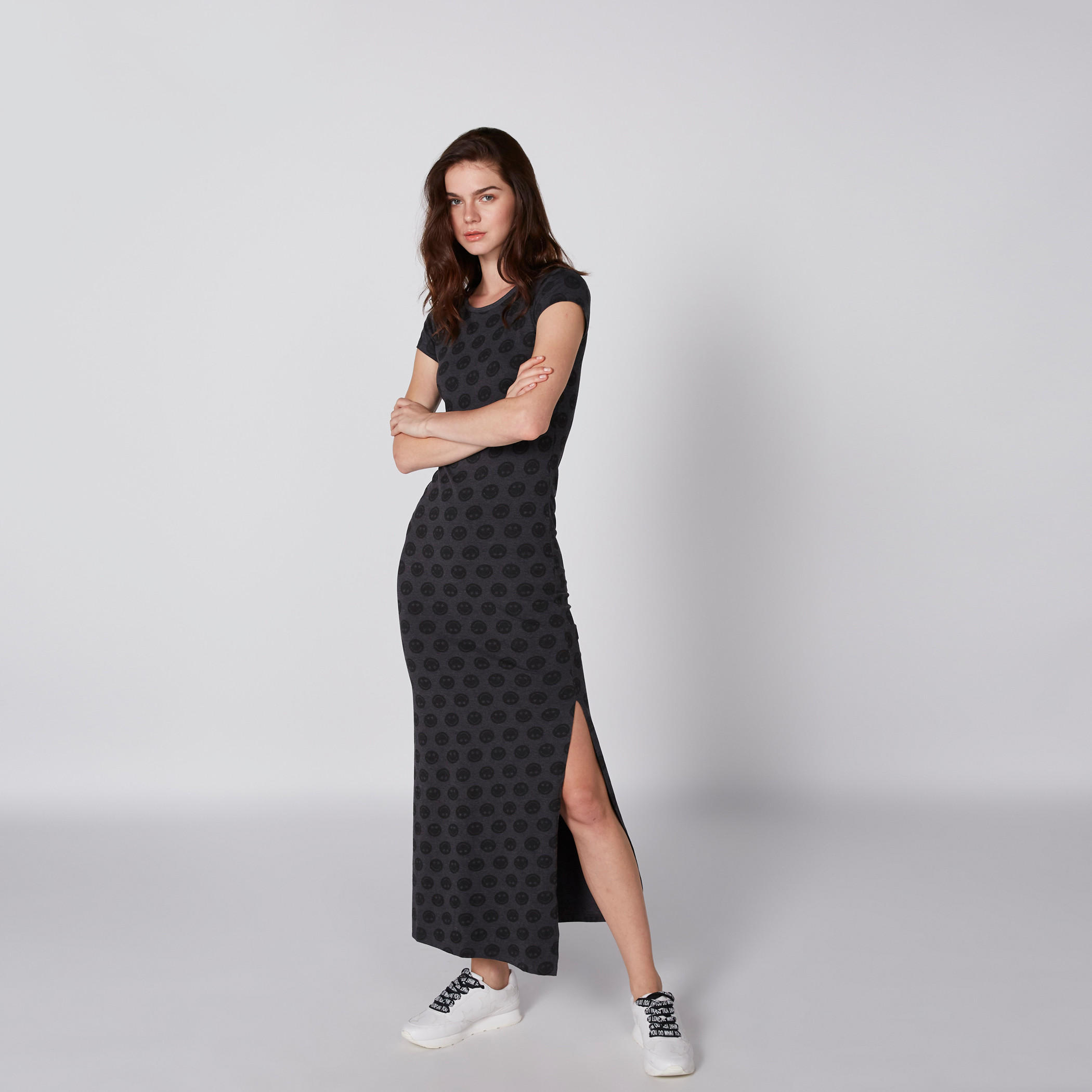 فستان طويل بياقة مستديرة وأكمام كاب وطبعات سمايلي وورلد-women-clothing-dresses-image-2