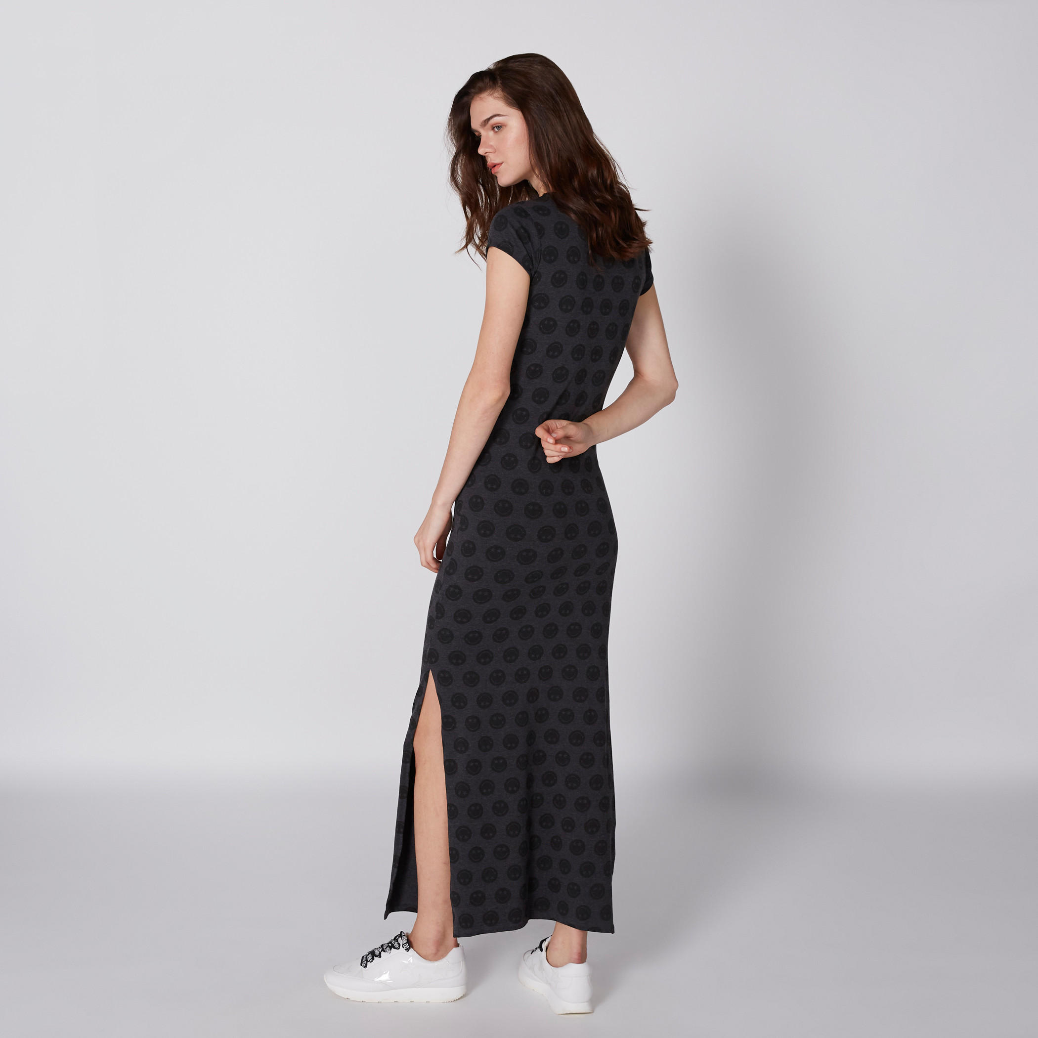 فستان طويل بياقة مستديرة وأكمام كاب وطبعات سمايلي وورلد-women-clothing-dresses-image-3