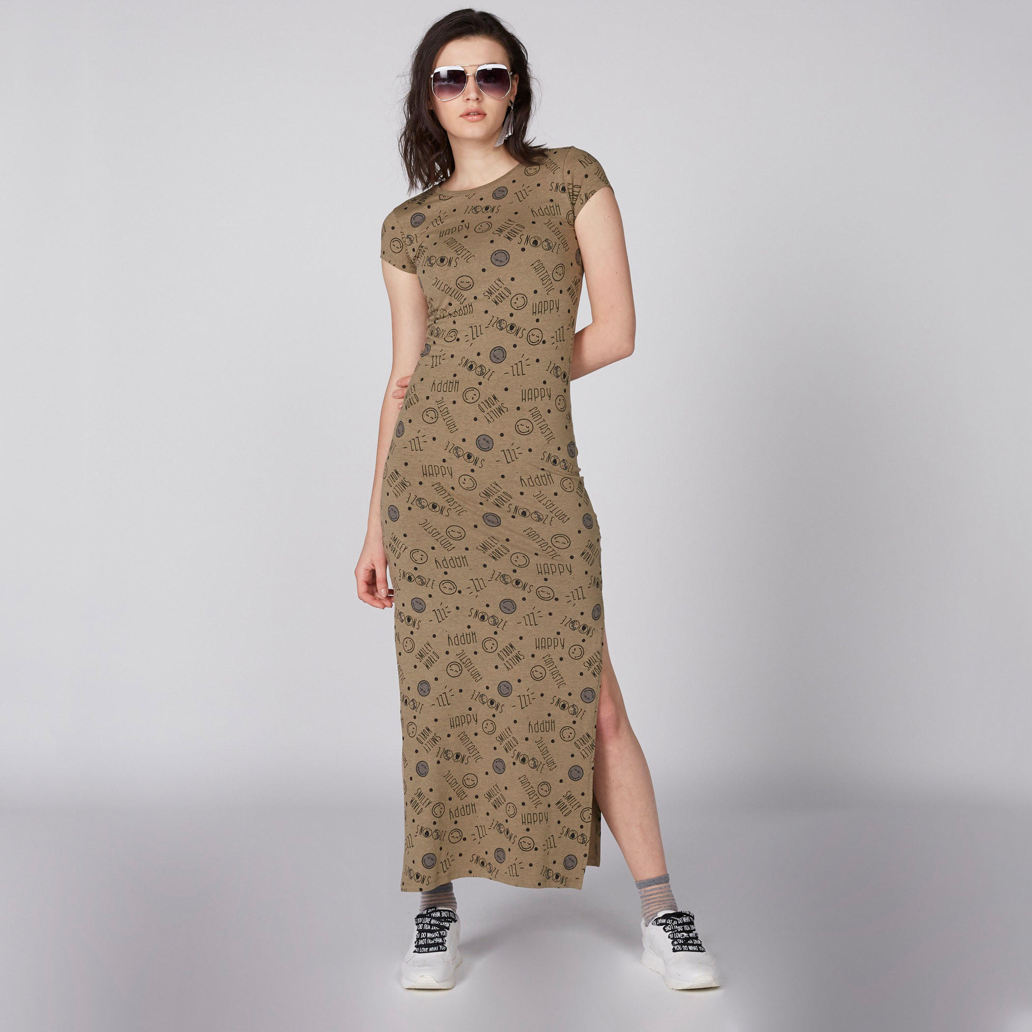 فستان طويل بياقة مستديرة وطبعات سمايلي وورلد-women-clothing-dresses-image-1