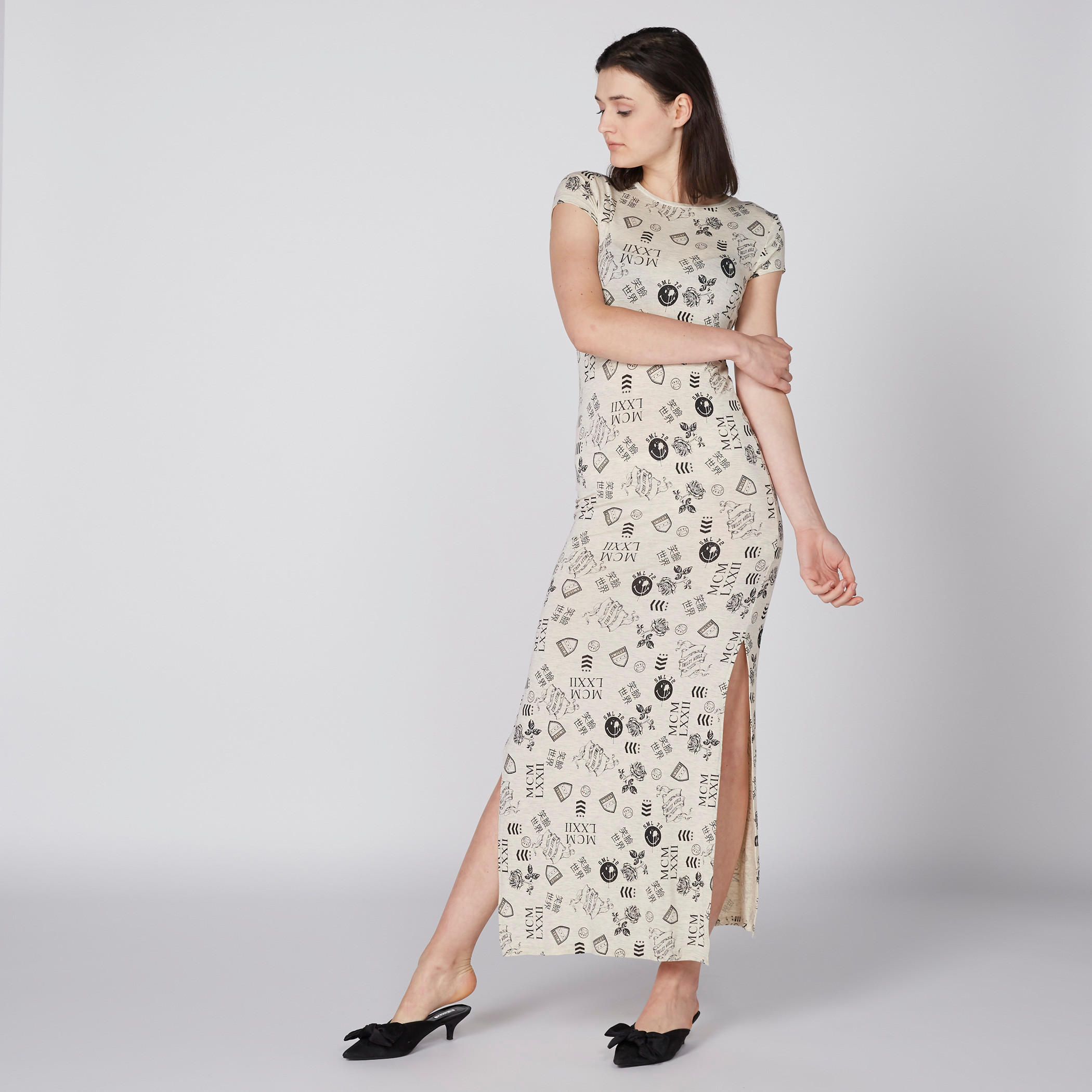 فستان طويل بياقة مستديرة وأكمام كاب وطبعات سمايلي وورلد-women-clothing-dresses-image-1