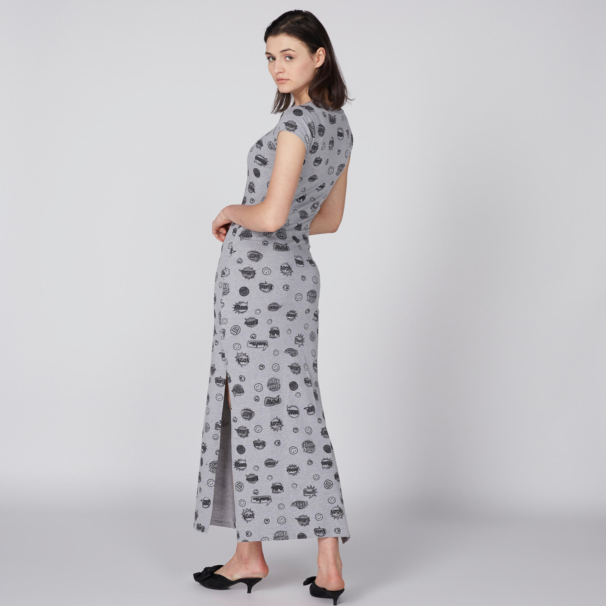 فستان طويل بياقة مستديرة وأكمام كاب وطبعات سمايلي وورلد-women-clothing-dresses-image-3