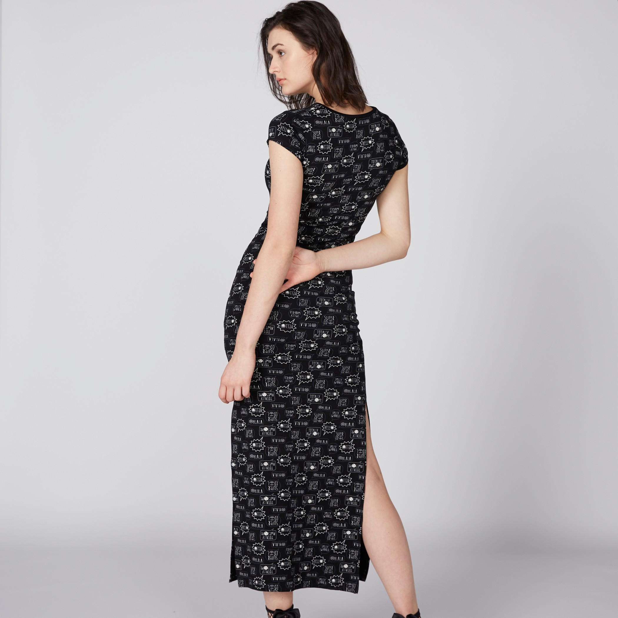 فستان طويل بياقة مستديرة وأكمام كاب وطبعات سمايلي وورلد-women-clothing-dresses-image-3