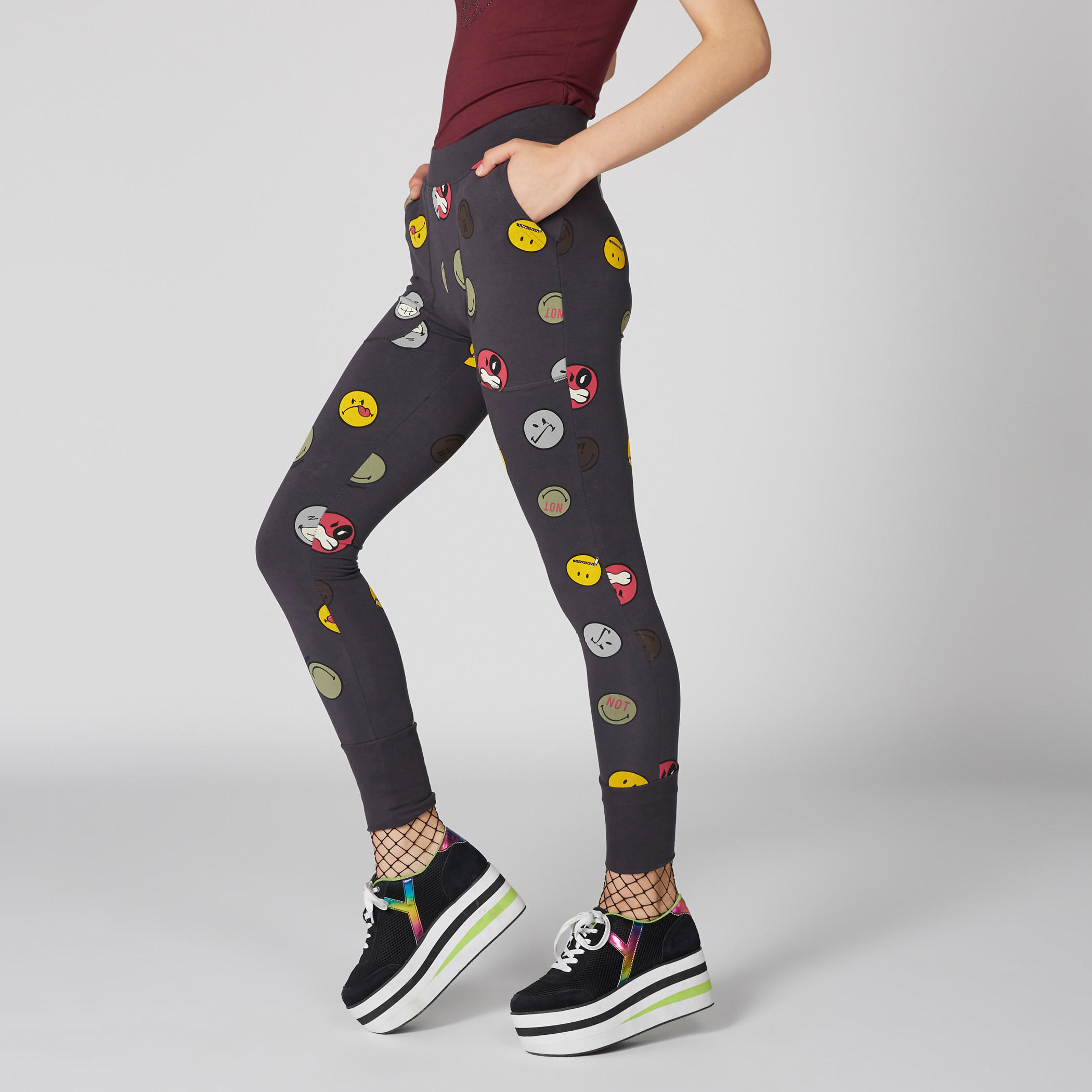 بنطال رياضي بطبعات سمايلي وورلد-women-clothing-bottoms-joggers-image-3