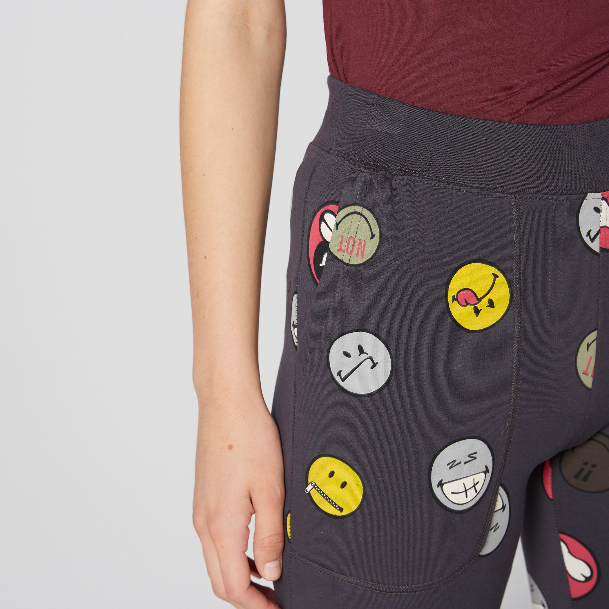 بنطال رياضي بطبعات سمايلي وورلد-women-clothing-bottoms-joggers-image-5