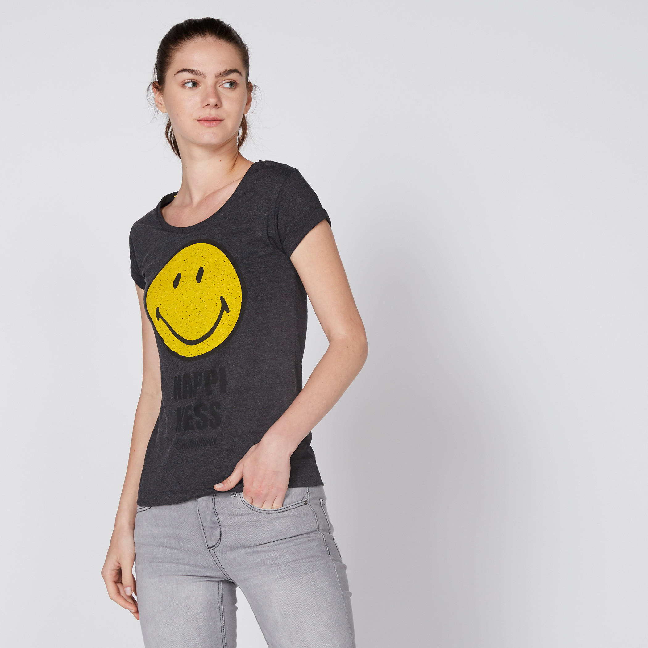 تيشيرت بياقة مستديرة وأكمام كاب وطبعات سمايلي وورلد-women-clothing-tshirts-image-1