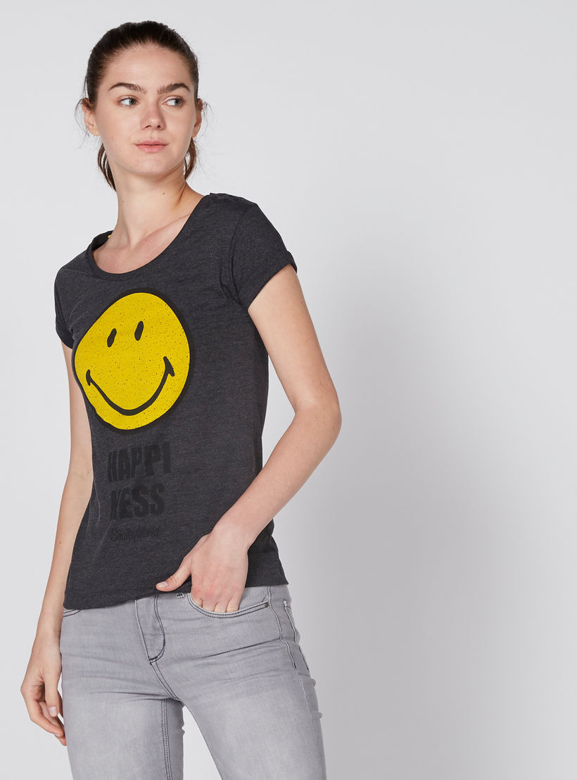 تيشيرت بياقة مستديرة وأكمام كاب وطبعات سمايلي وورلد-women-clothing-tshirts-image-1
