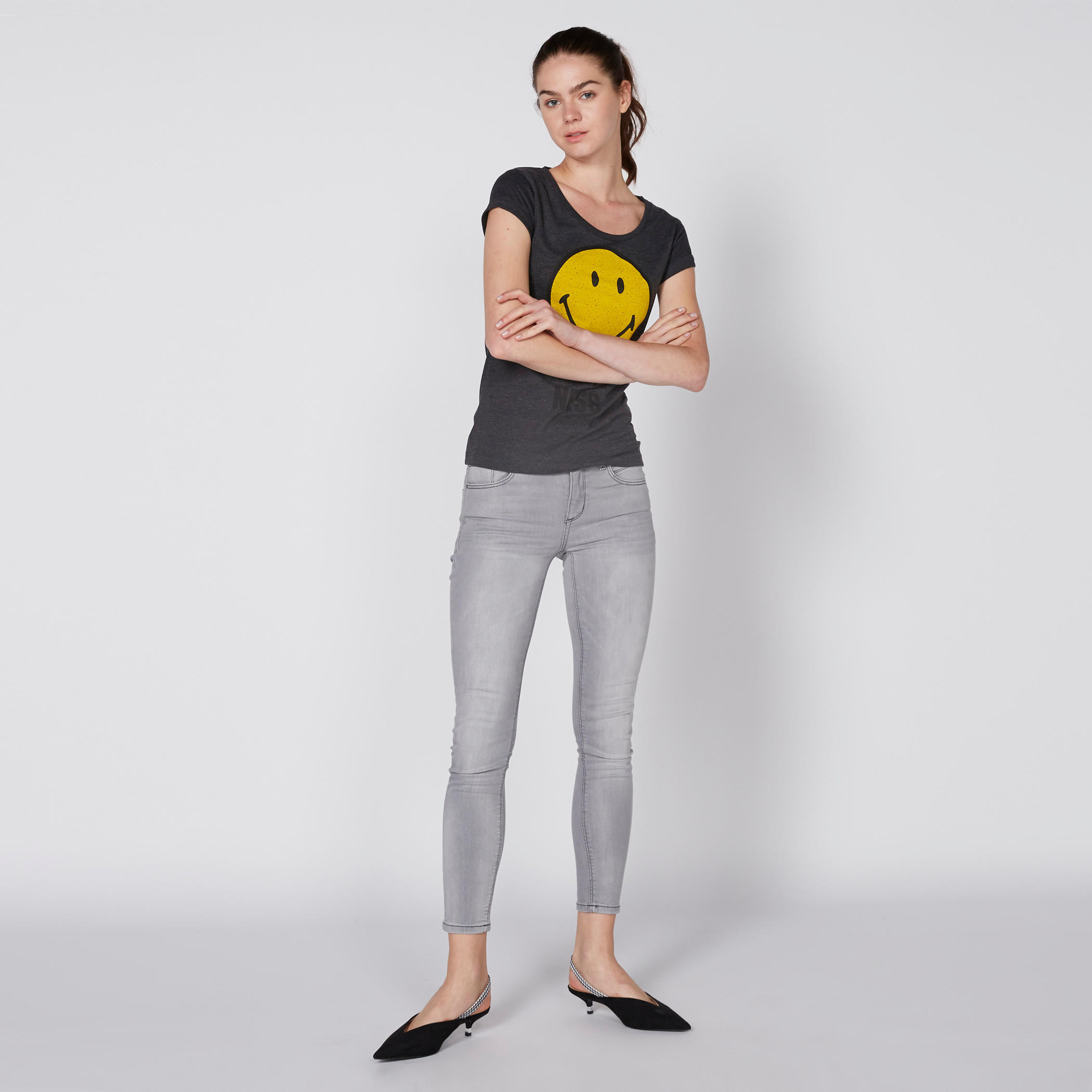 تيشيرت بياقة مستديرة وأكمام كاب وطبعات سمايلي وورلد-women-clothing-tshirts-image-2