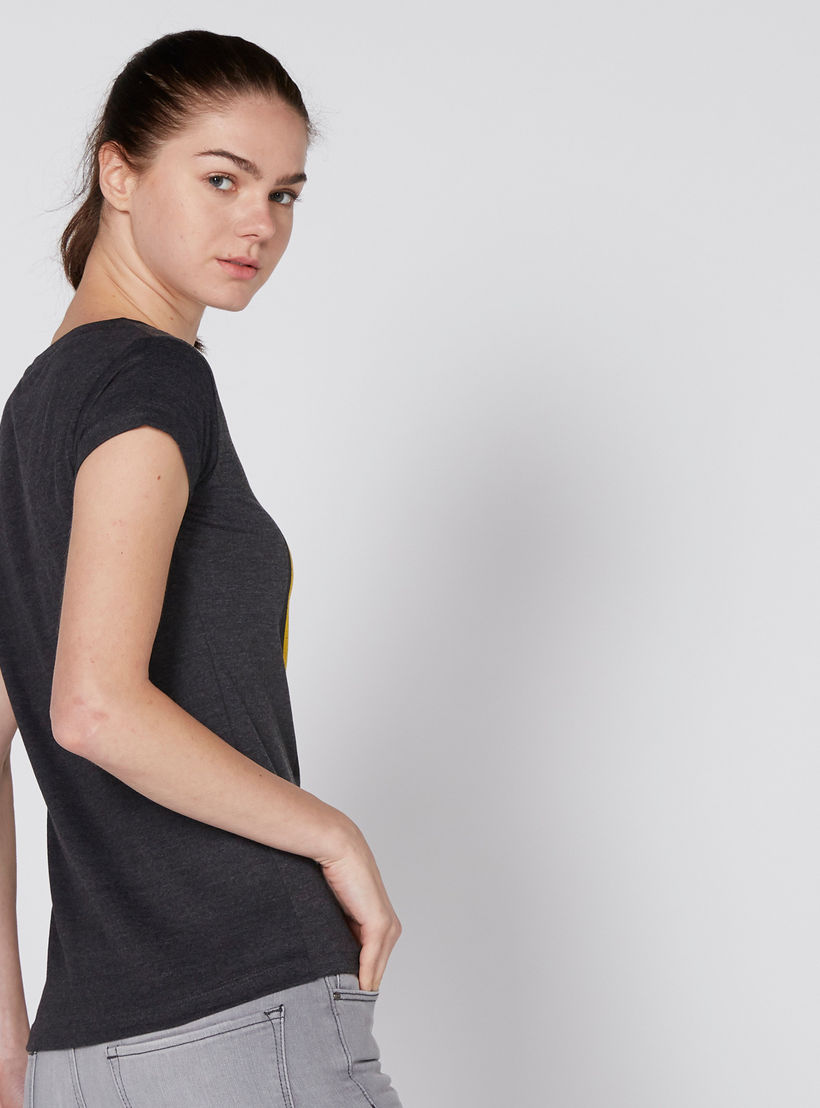 تيشيرت بياقة مستديرة وأكمام كاب وطبعات سمايلي وورلد-women-clothing-tshirts-image-3