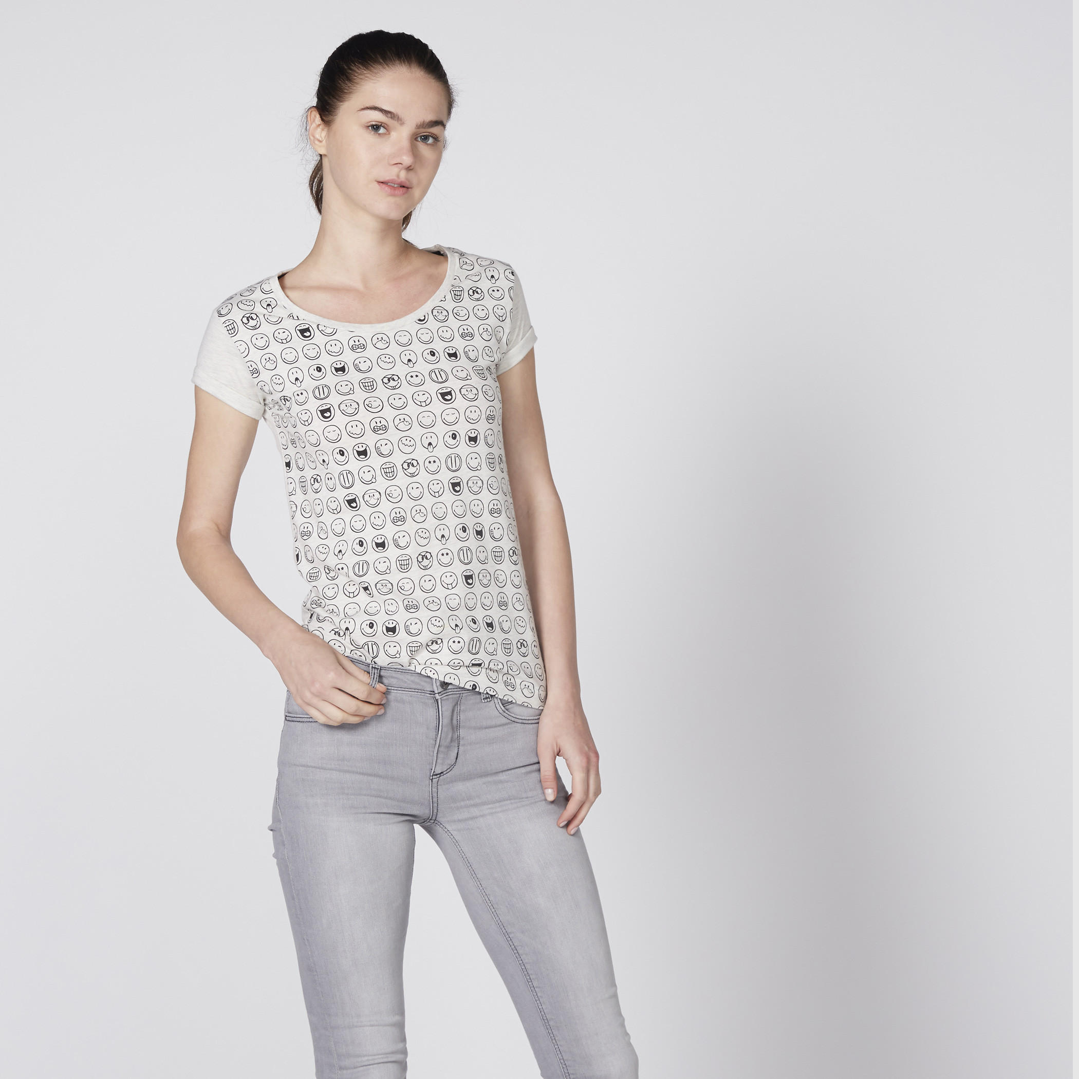 تيشيرت بياقة مستديرة وأكمام كاب وطبعات سمايلي وورلد-women-clothing-tshirts-image-1