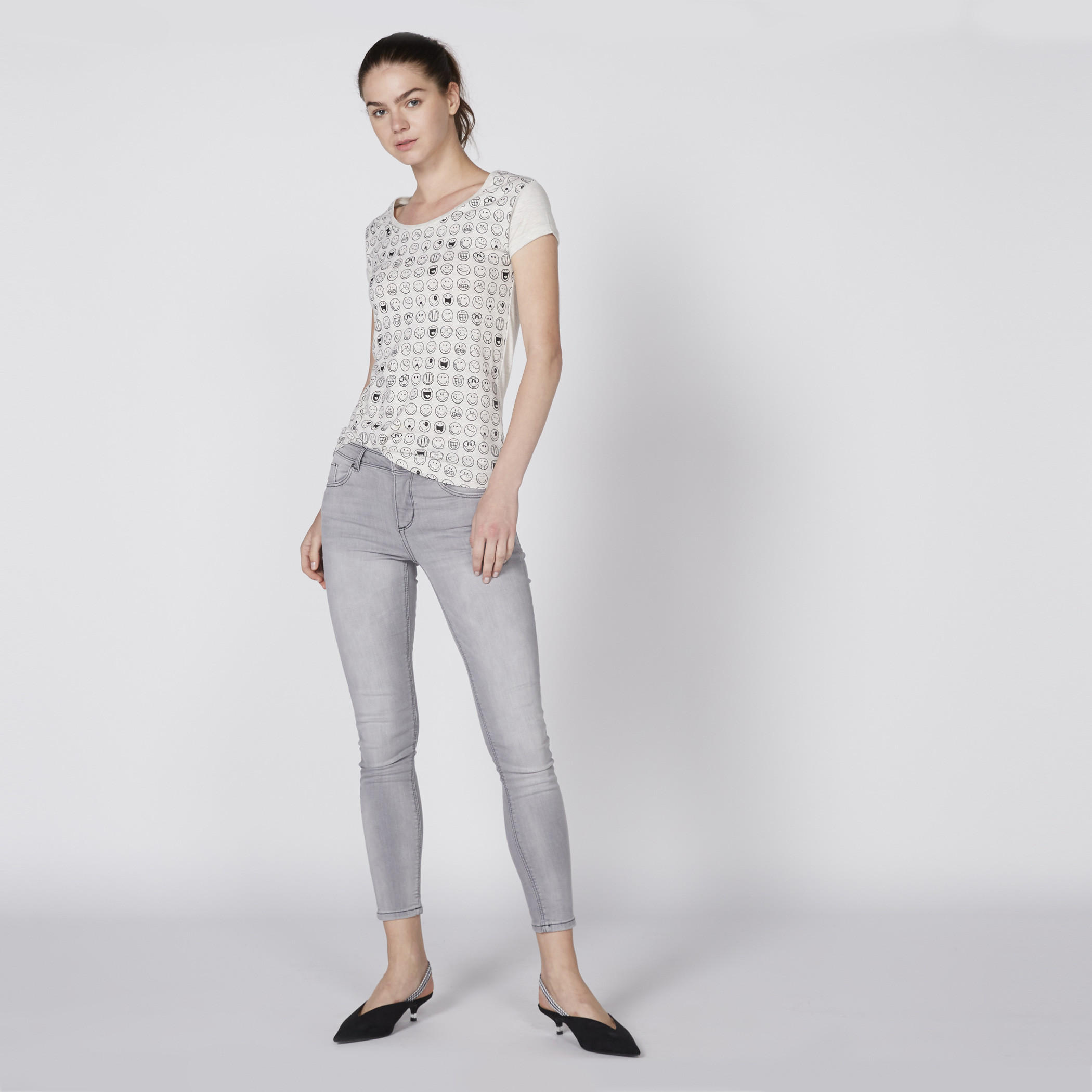 تيشيرت بياقة مستديرة وأكمام كاب وطبعات سمايلي وورلد-women-clothing-tshirts-image-2