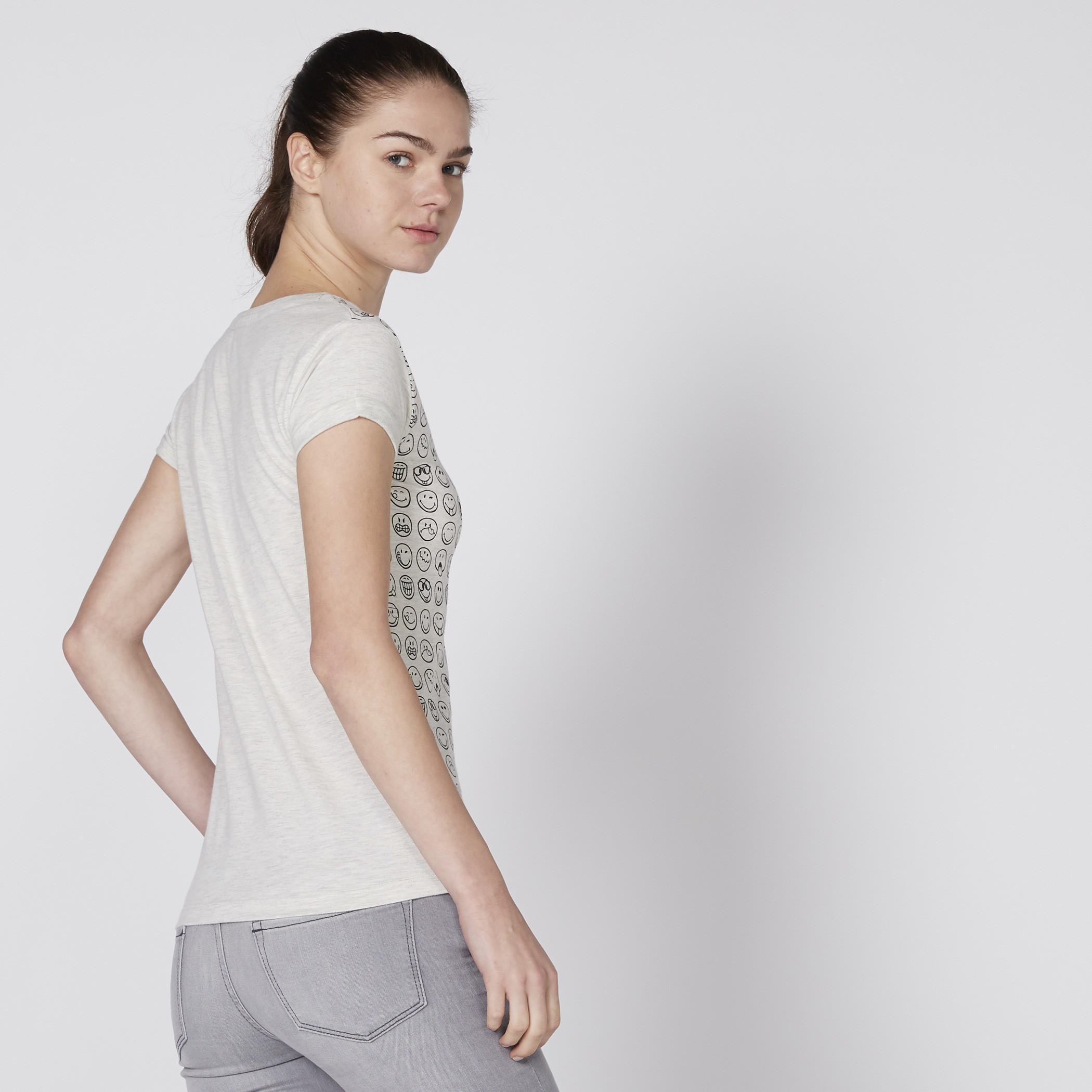تيشيرت بياقة مستديرة وأكمام كاب وطبعات سمايلي وورلد-women-clothing-tshirts-image-3