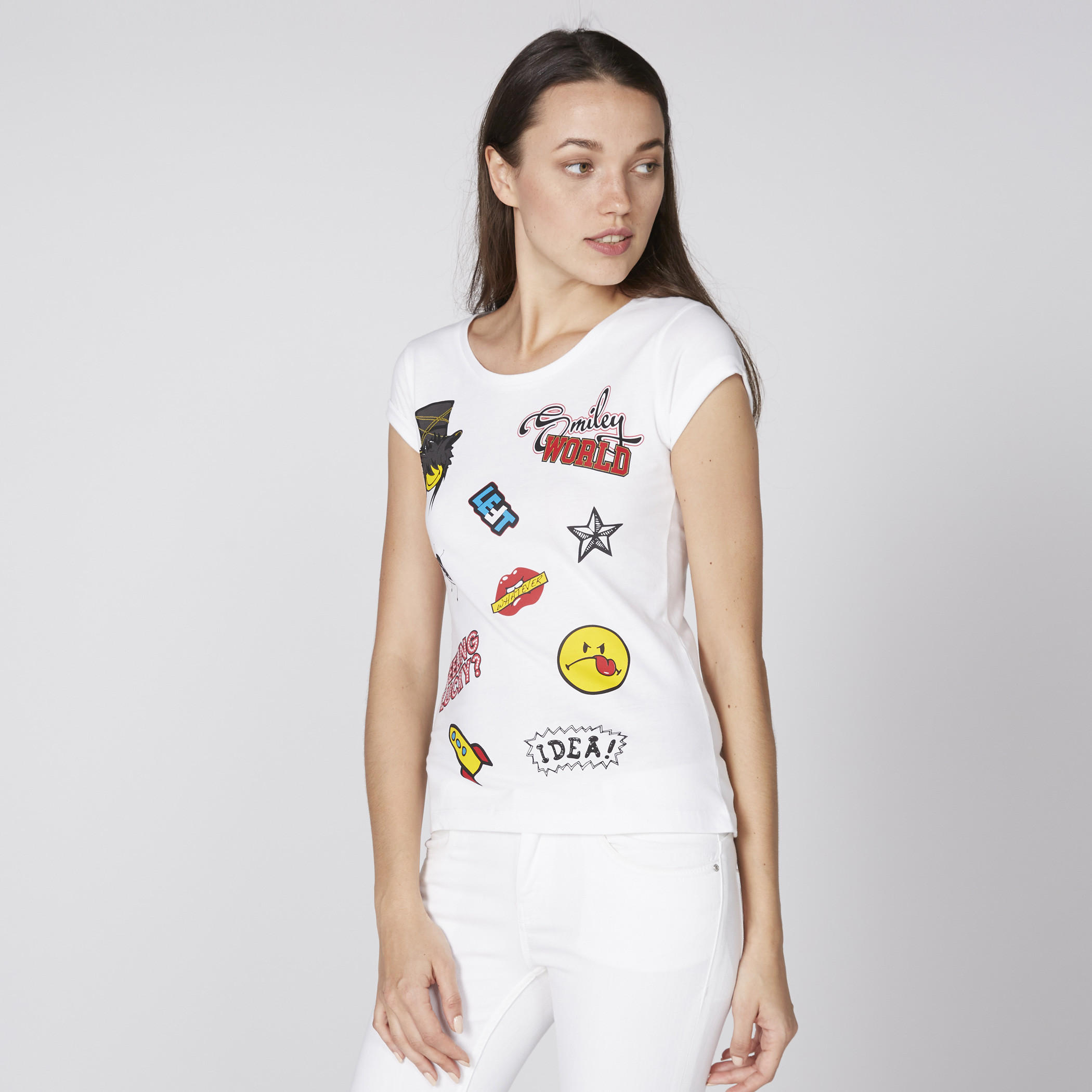 تيشيرت بياقة مستديرة وأكمام كاب مع طبعات سمايلي وورلد-women-clothing-tshirts-image-1