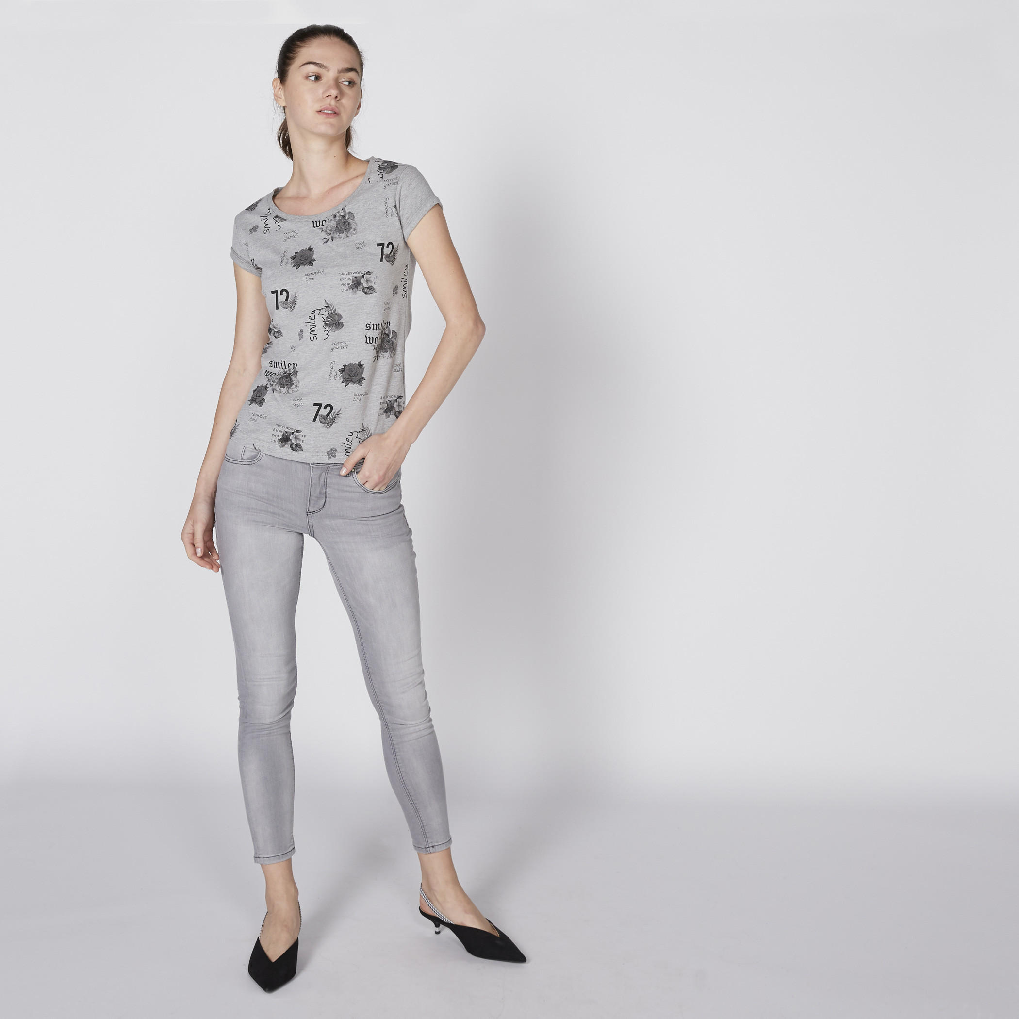 تيشيرت بياقة مستديرة وأكمام كاب وطبعات سمايلي وورلد-women-clothing-tshirts-image-2