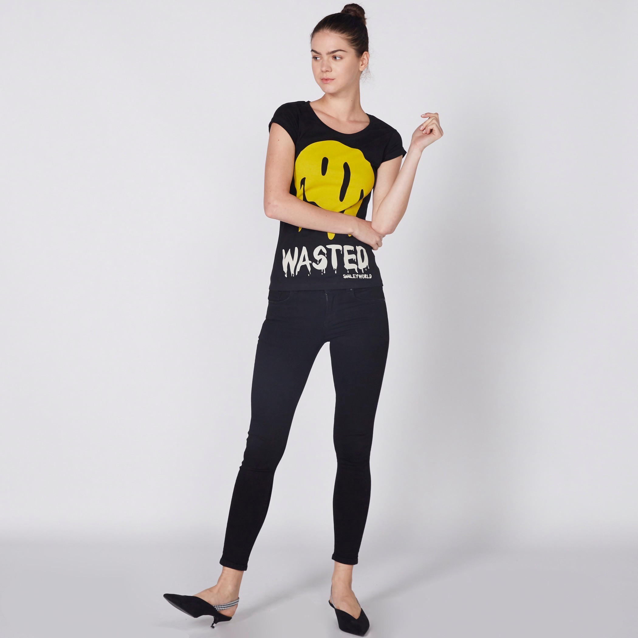 تيشيرت بياقة مستديرة وأكمام كاب وطبعات سمايلي وورلد-women-clothing-tshirts-image-2