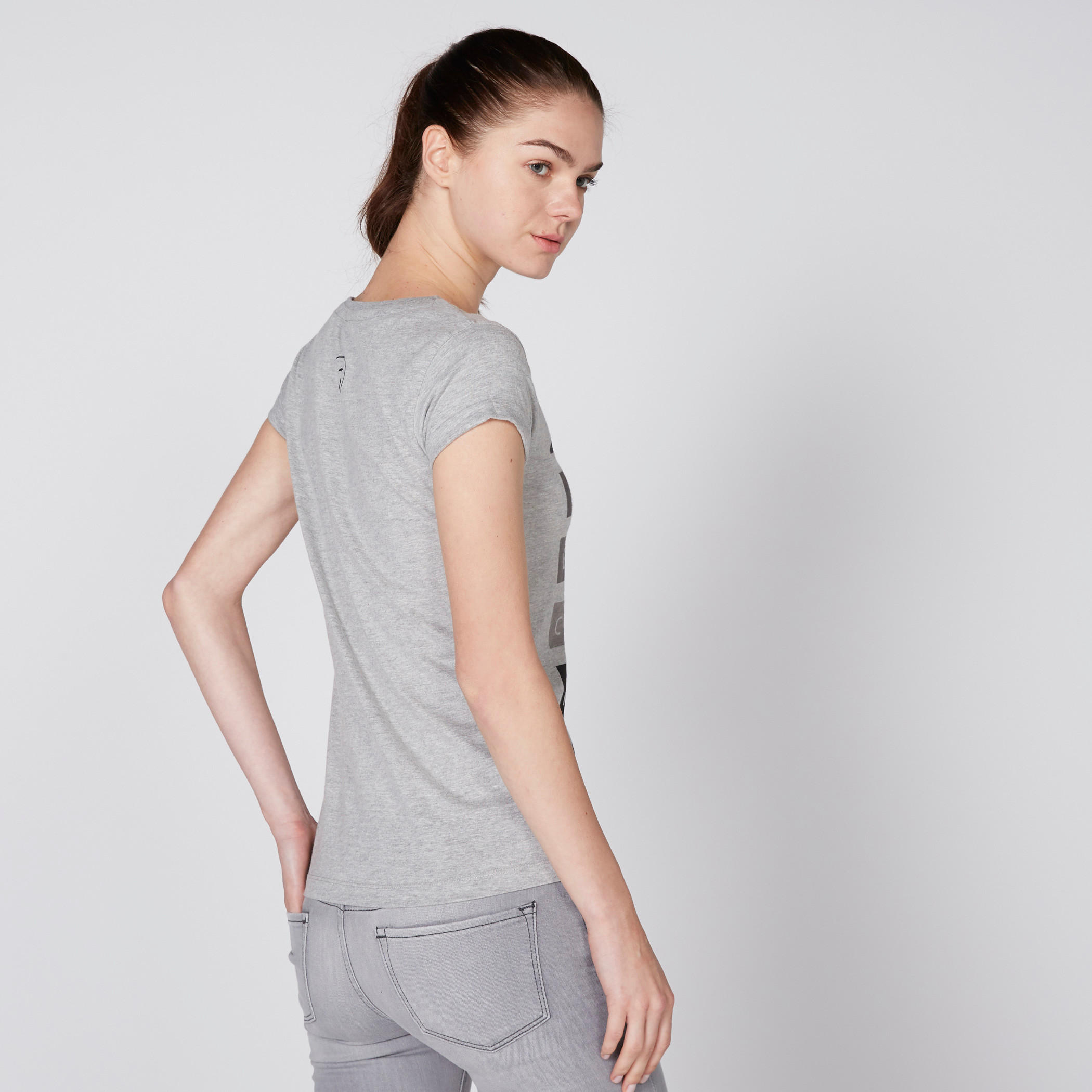 تيشيرت بياقة مستديرة وأكمام كاب وطبعات سمايلي وورلد-women-clothing-tshirts-image-3