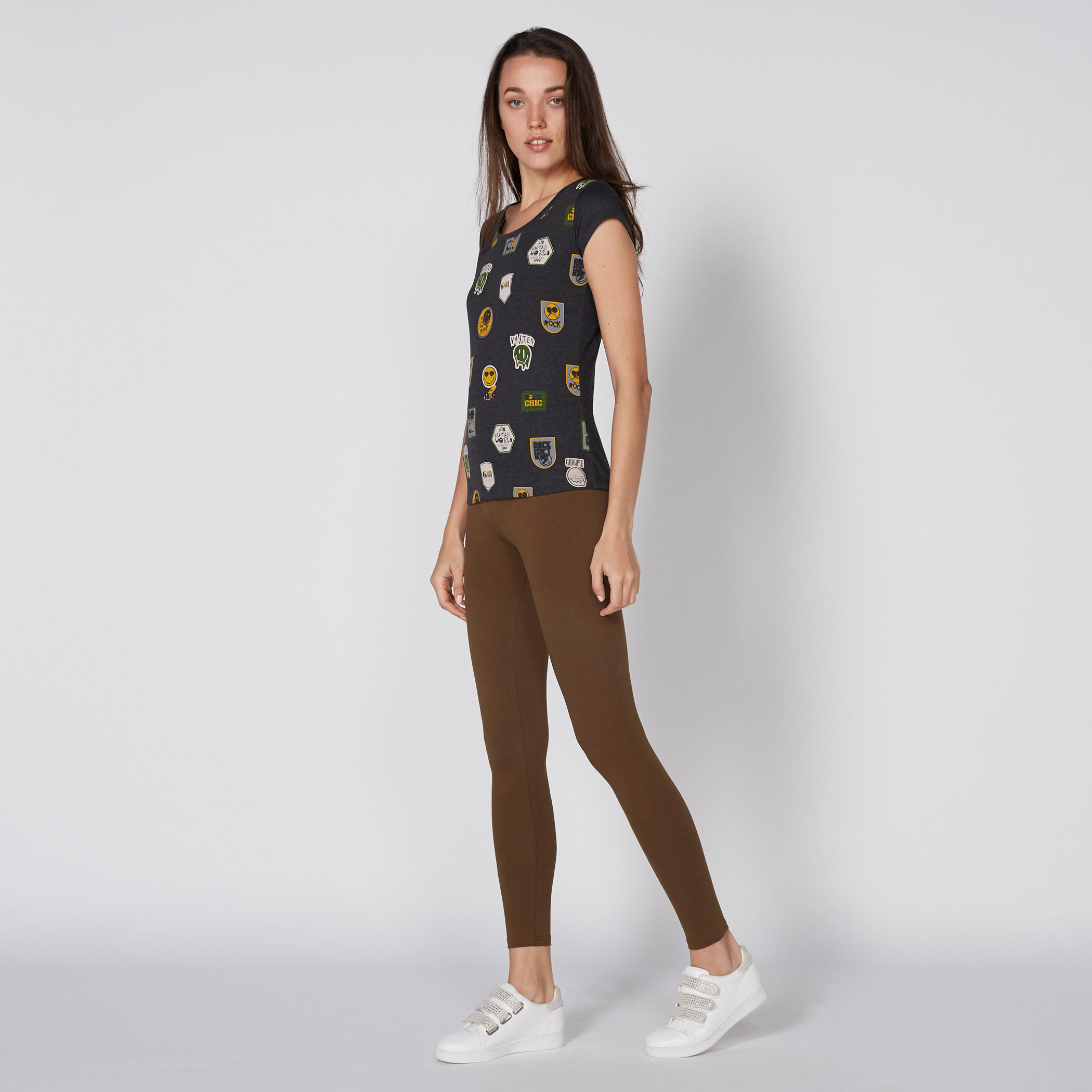 تيشيرت بياقة مستديرة وأكمام كاب مع طبعات سمايلي وورلد-women-clothing-tshirts-image-2